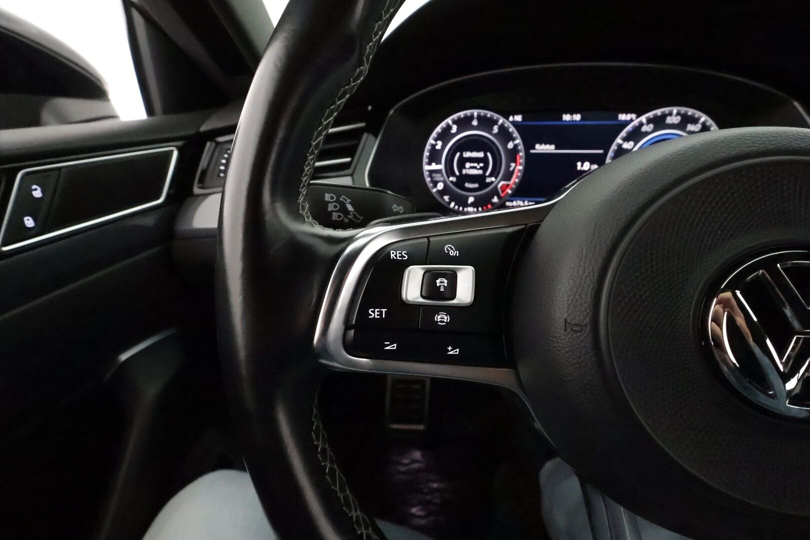 Volkswagen Arteon 2019 R-Line Limited Edition 1,5 TSI EVO 110 kW (150 hv) DSG **Adapt.vakkari / Webasto / P.tutkat / Sporttipenkit / LED** - 1.om Suomi-auto / Kahdet renkaat aluvanteilla / Nahka-Alcantara / digimittaristo / KeylessGo