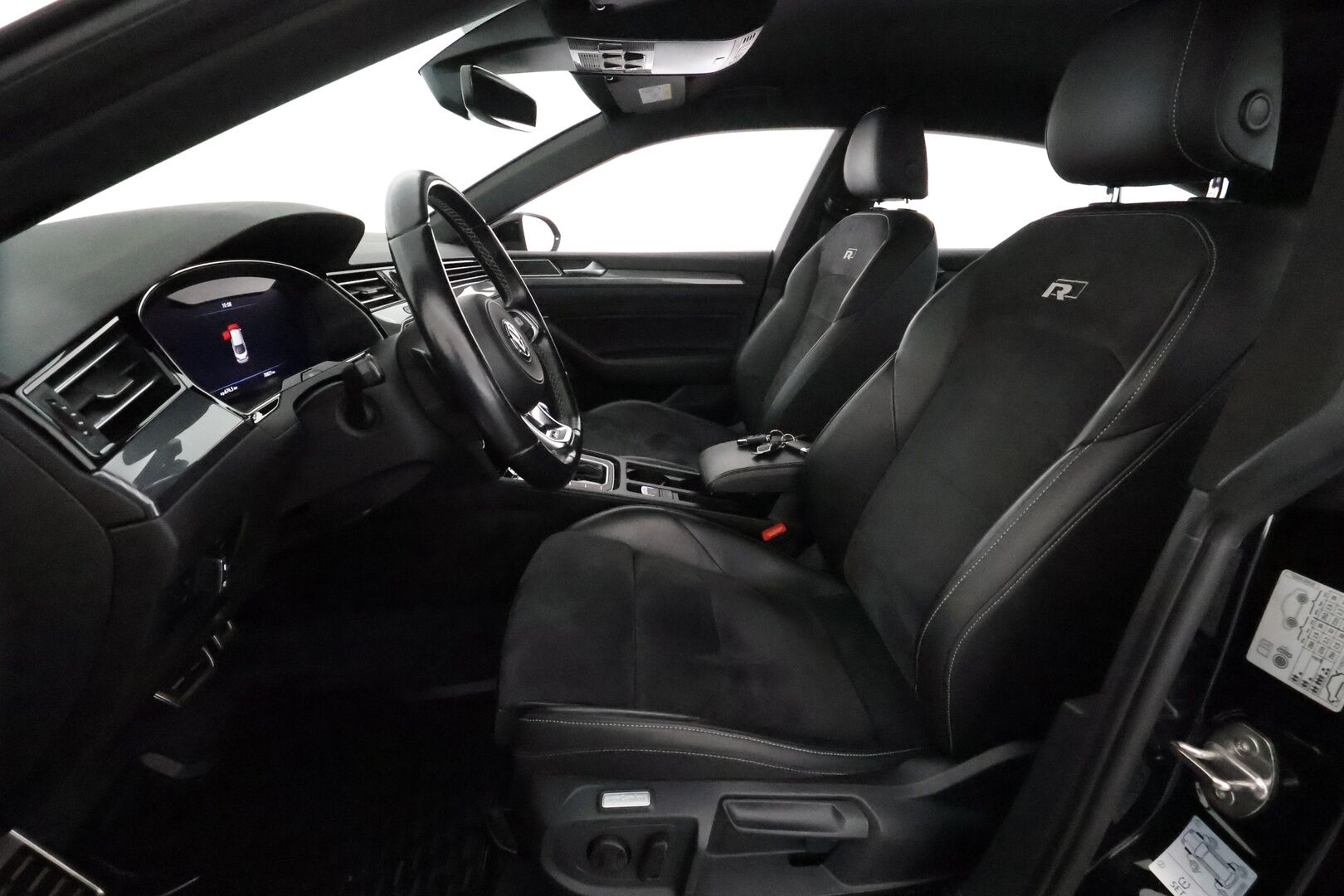 Volkswagen Arteon 2019 R-Line Limited Edition 1,5 TSI EVO 110 kW (150 hv) DSG **Adapt.vakkari / Webasto / P.tutkat / Sporttipenkit / LED** - 1.om Suomi-auto / Kahdet renkaat aluvanteilla / Nahka-Alcantara / digimittaristo / KeylessGo