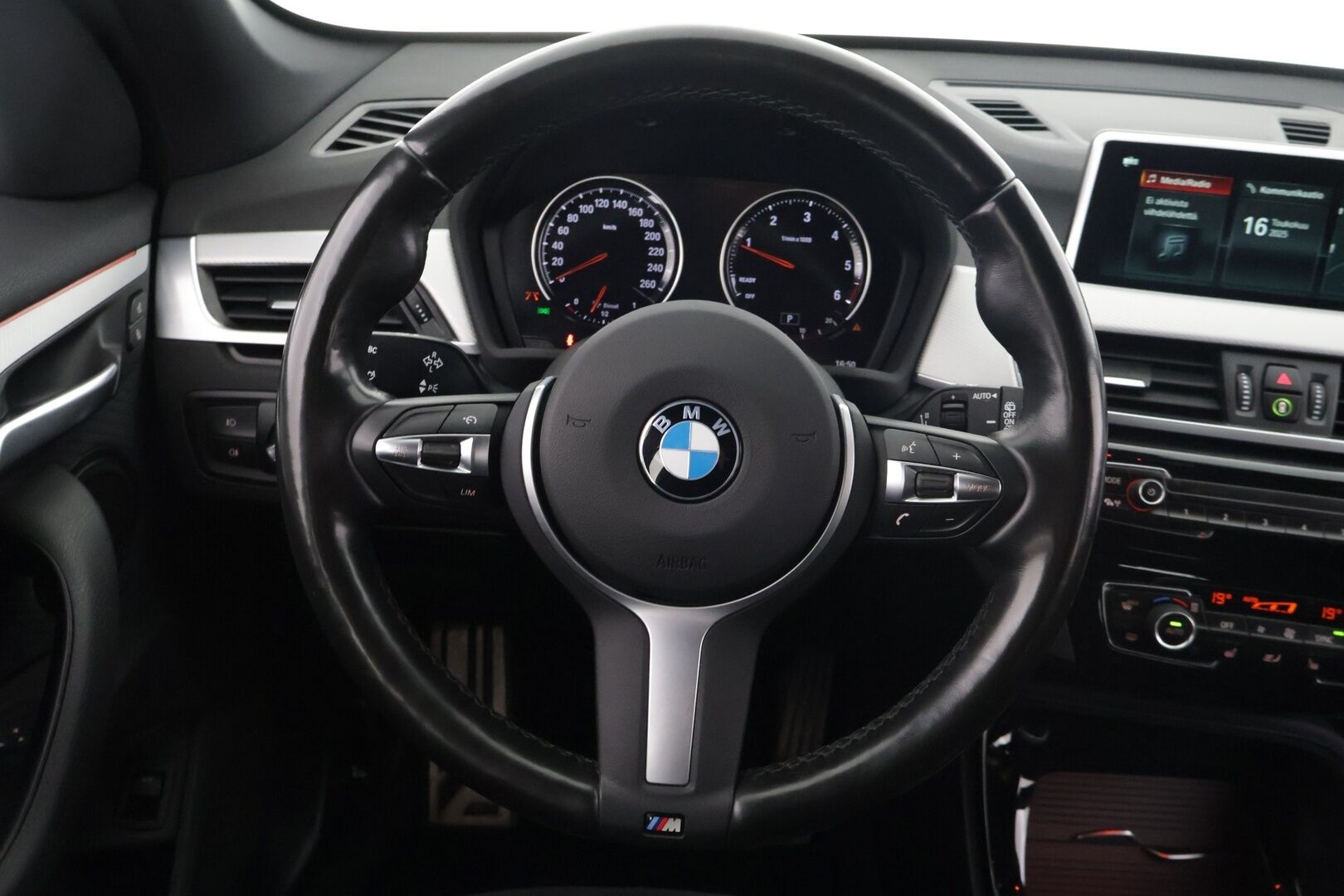 BMW X1 2019 F48 xDrive18d A Business Pro M Sport - * M-Sport / HUD / LCI /  P-Kamera / Koukku / LED / Kahdet renkaat *