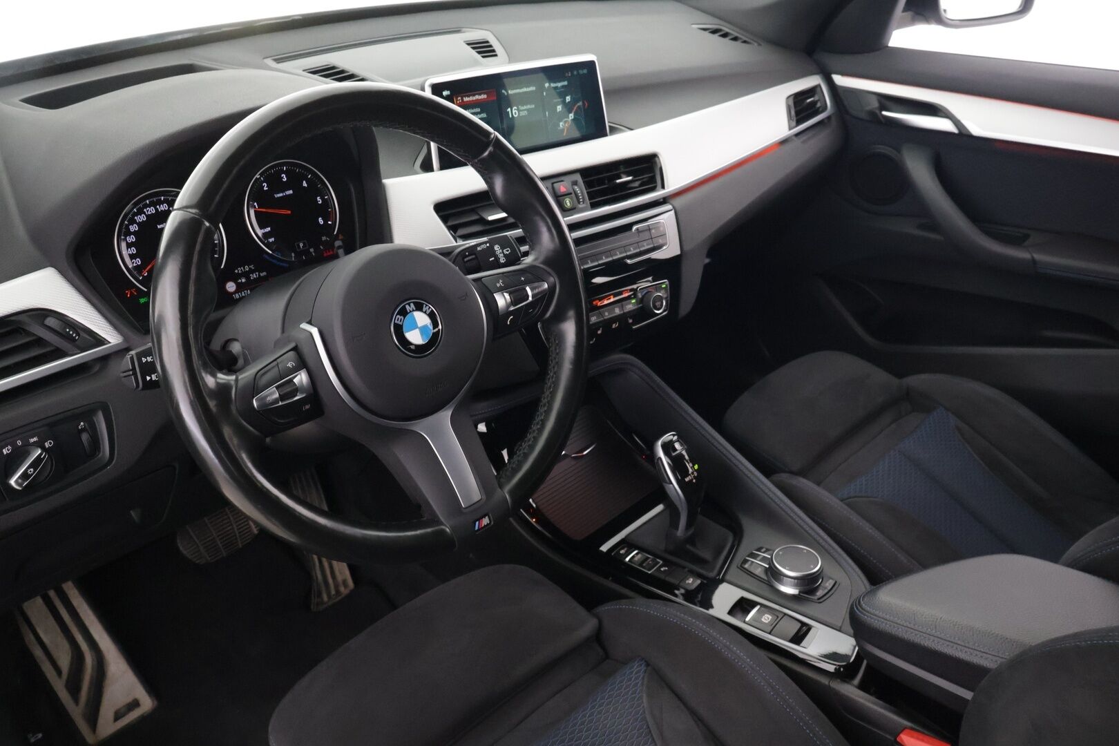BMW X1 2019 F48 xDrive18d A Business Pro M Sport - * M-Sport / HUD / LCI /  P-Kamera / Koukku / LED / Kahdet renkaat *