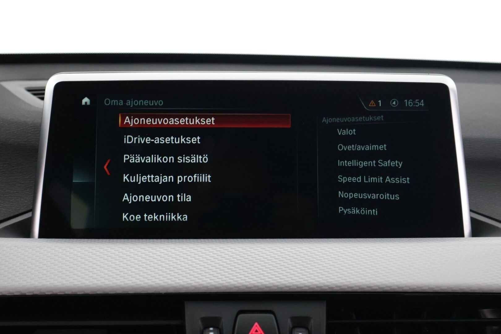 BMW X1 2019 F48 xDrive18d A Business Pro M Sport - * M-Sport / HUD / LCI /  P-Kamera / Koukku / LED / Kahdet renkaat *