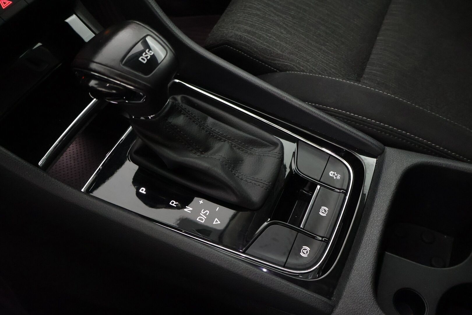 Skoda Karoq 2019 1,0 TSI Style * P-Kamera / KeyLessGo kulku ja käynnistys / Adapt. vakkari / Sähköinen takaluukku * - Juuri huollettu yksilö kaksilla Nokian renkailla!