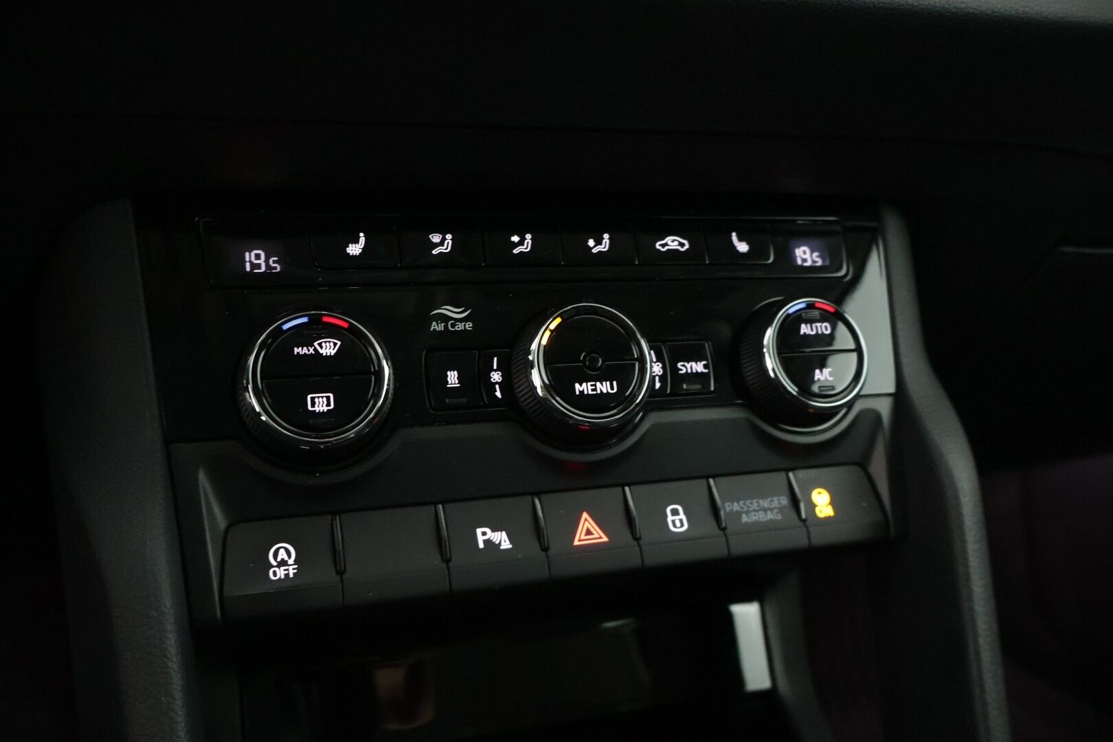 Skoda Karoq 2019 1,0 TSI Style * P-Kamera / KeyLessGo kulku ja käynnistys / Adapt. vakkari / Sähköinen takaluukku * - Juuri huollettu yksilö kaksilla Nokian renkailla!