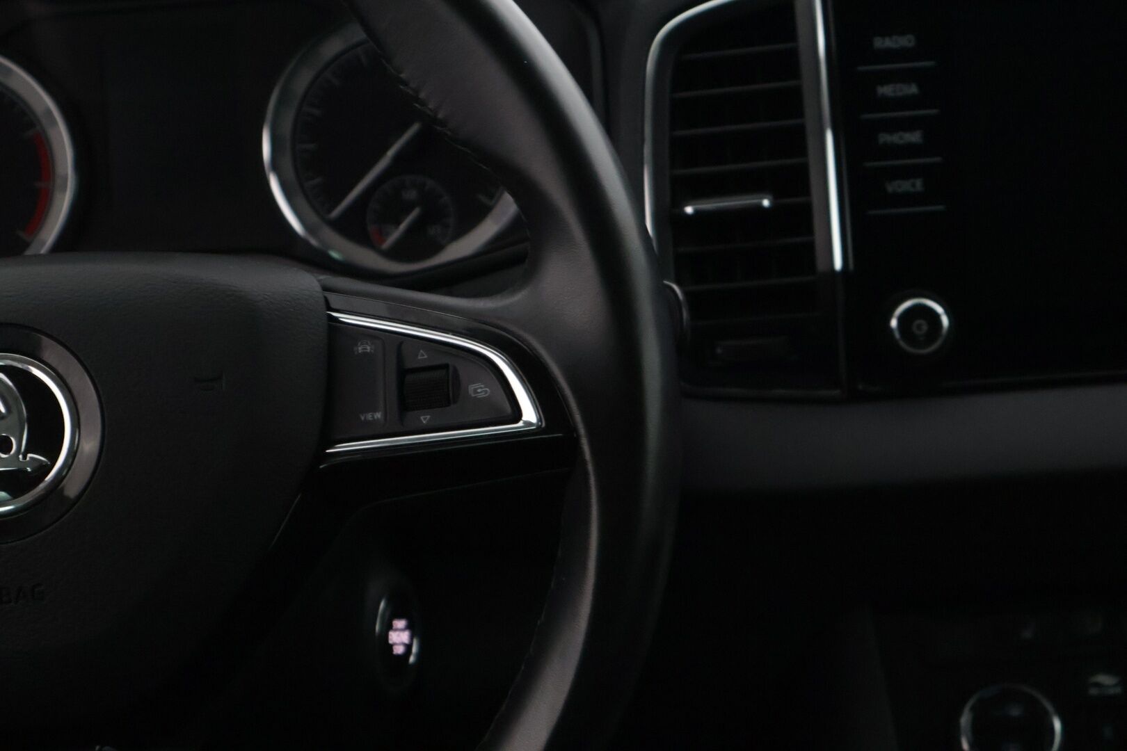 Skoda Karoq 2019 1,0 TSI Style * P-Kamera / KeyLessGo kulku ja käynnistys / Adapt. vakkari / Sähköinen takaluukku * - Juuri huollettu yksilö kaksilla Nokian renkailla!
