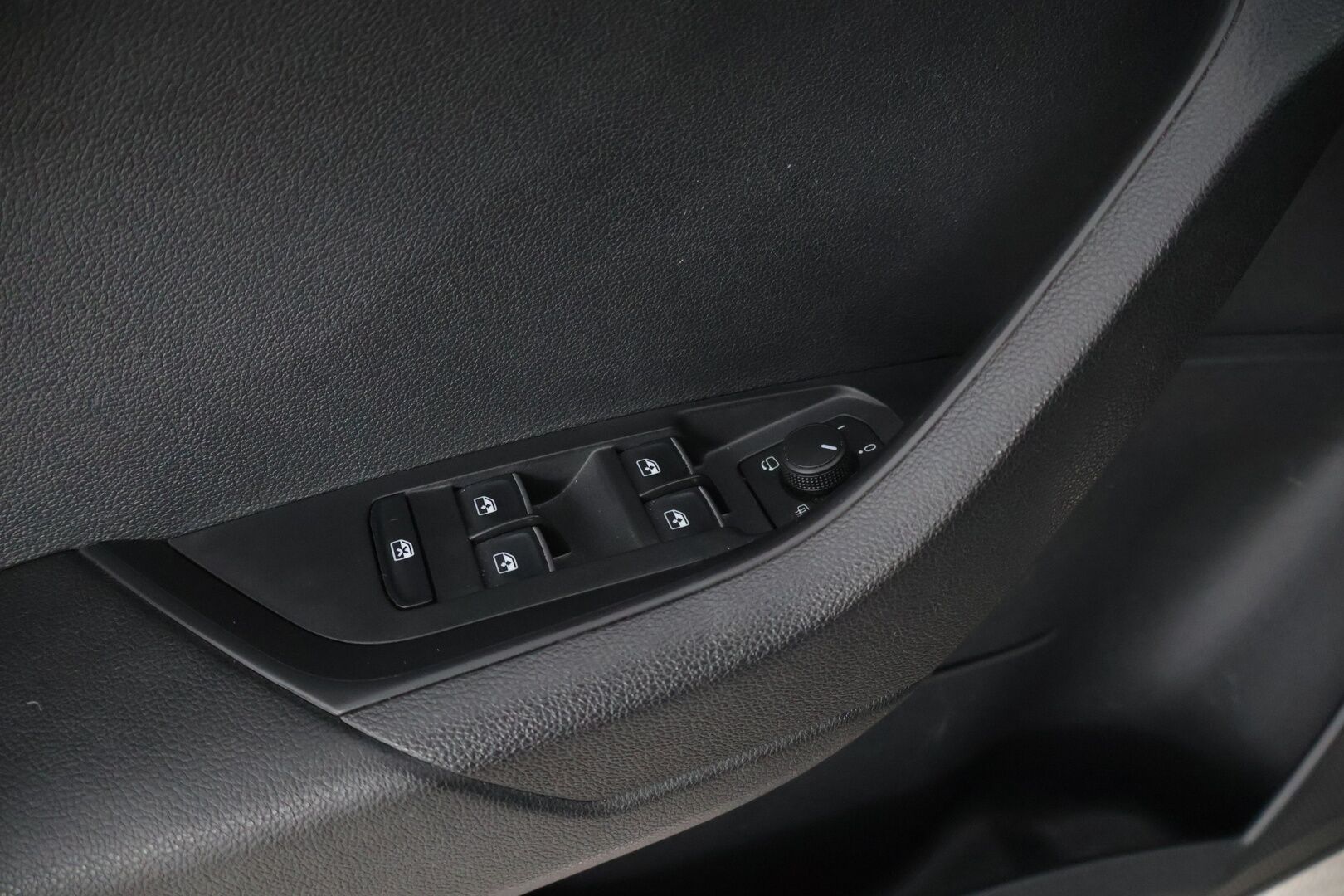 Skoda Karoq 2019 1,0 TSI Style * P-Kamera / KeyLessGo kulku ja käynnistys / Adapt. vakkari / Sähköinen takaluukku * - Juuri huollettu yksilö kaksilla Nokian renkailla!