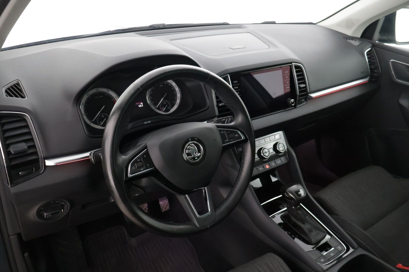 Skoda Karoq 2019 1,0 TSI Style * P-Kamera / KeyLessGo kulku ja käynnistys / Adapt. vakkari / Sähköinen takaluukku * - Juuri huollettu yksilö kaksilla Nokian renkailla!