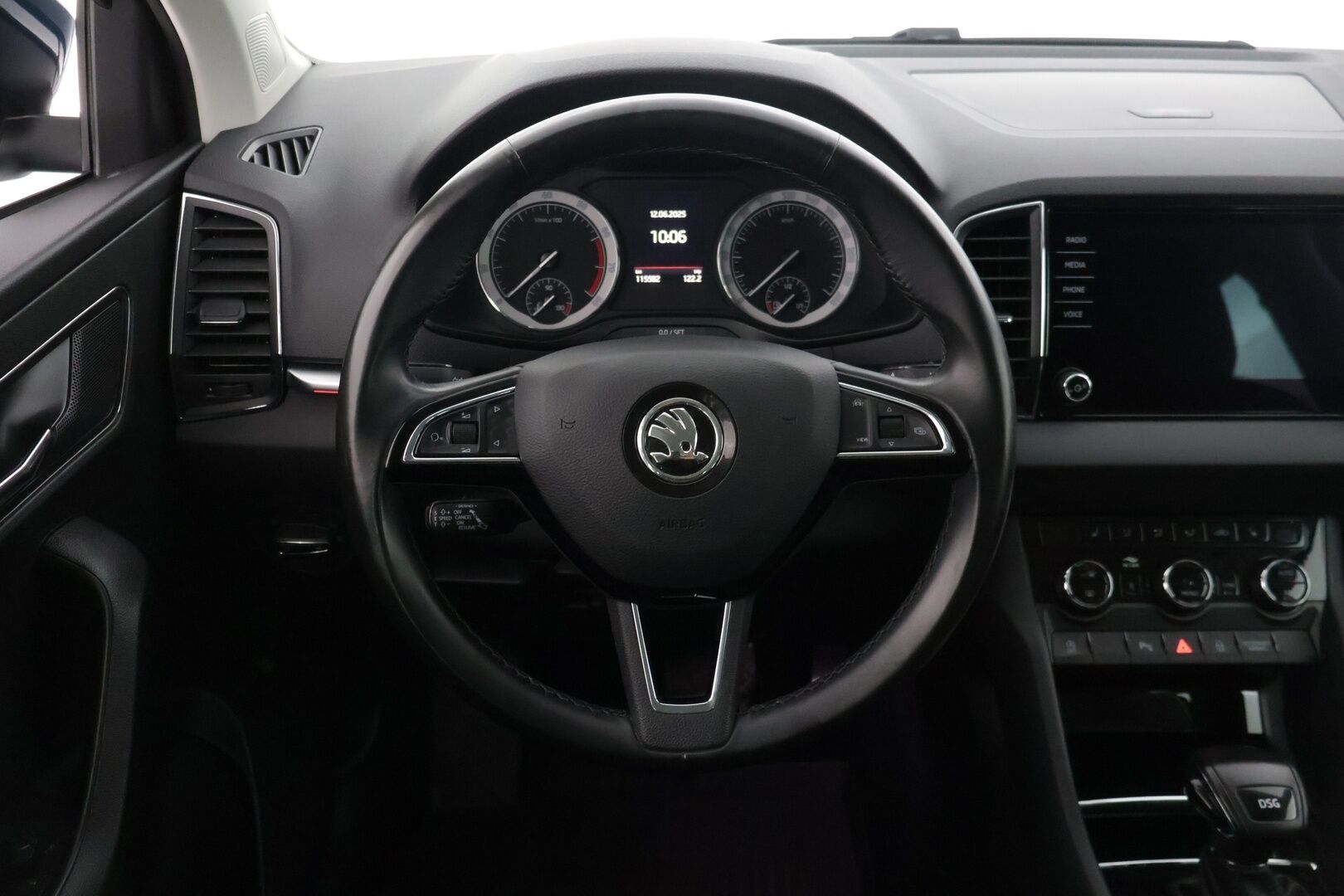 Skoda Karoq 2019 1,0 TSI Style * P-Kamera / KeyLessGo kulku ja käynnistys / Adapt. vakkari / Sähköinen takaluukku * - Juuri huollettu yksilö kaksilla Nokian renkailla!