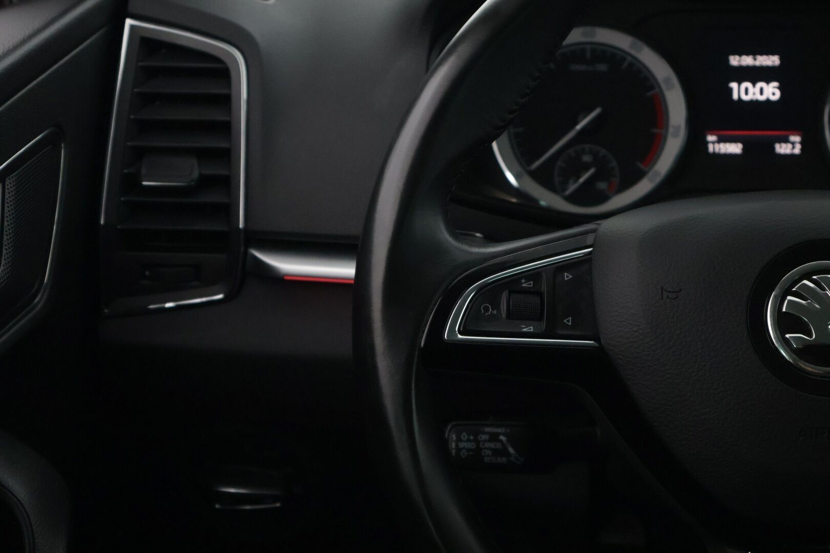 Skoda Karoq 2019 1,0 TSI Style * P-Kamera / KeyLessGo kulku ja käynnistys / Adapt. vakkari / Sähköinen takaluukku * - Juuri huollettu yksilö kaksilla Nokian renkailla!