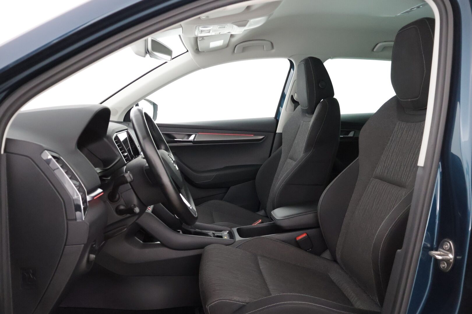 Skoda Karoq 2019 1,0 TSI Style * P-Kamera / KeyLessGo kulku ja käynnistys / Adapt. vakkari / Sähköinen takaluukku * - Juuri huollettu yksilö kaksilla Nokian renkailla!