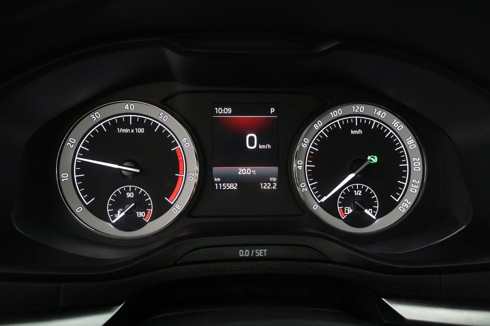 Skoda Karoq 2019 1,0 TSI Style * P-Kamera / KeyLessGo kulku ja käynnistys / Adapt. vakkari / Sähköinen takaluukku * - Juuri huollettu yksilö kaksilla Nokian renkailla!