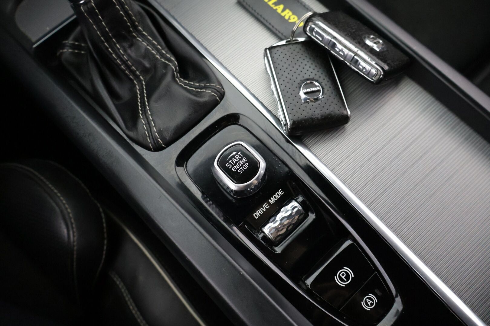 Volvo XC60 2019 D4 AWD Business R-Design aut - ACC | Webasto | Vetokoukku | P-Kamera | Muistipenkki | Sähköluukku | 2-omisteinen | Merkkihuollettu | Jakohihna vaihdettu 12/2025 | 2x Volvon aluvanteet 