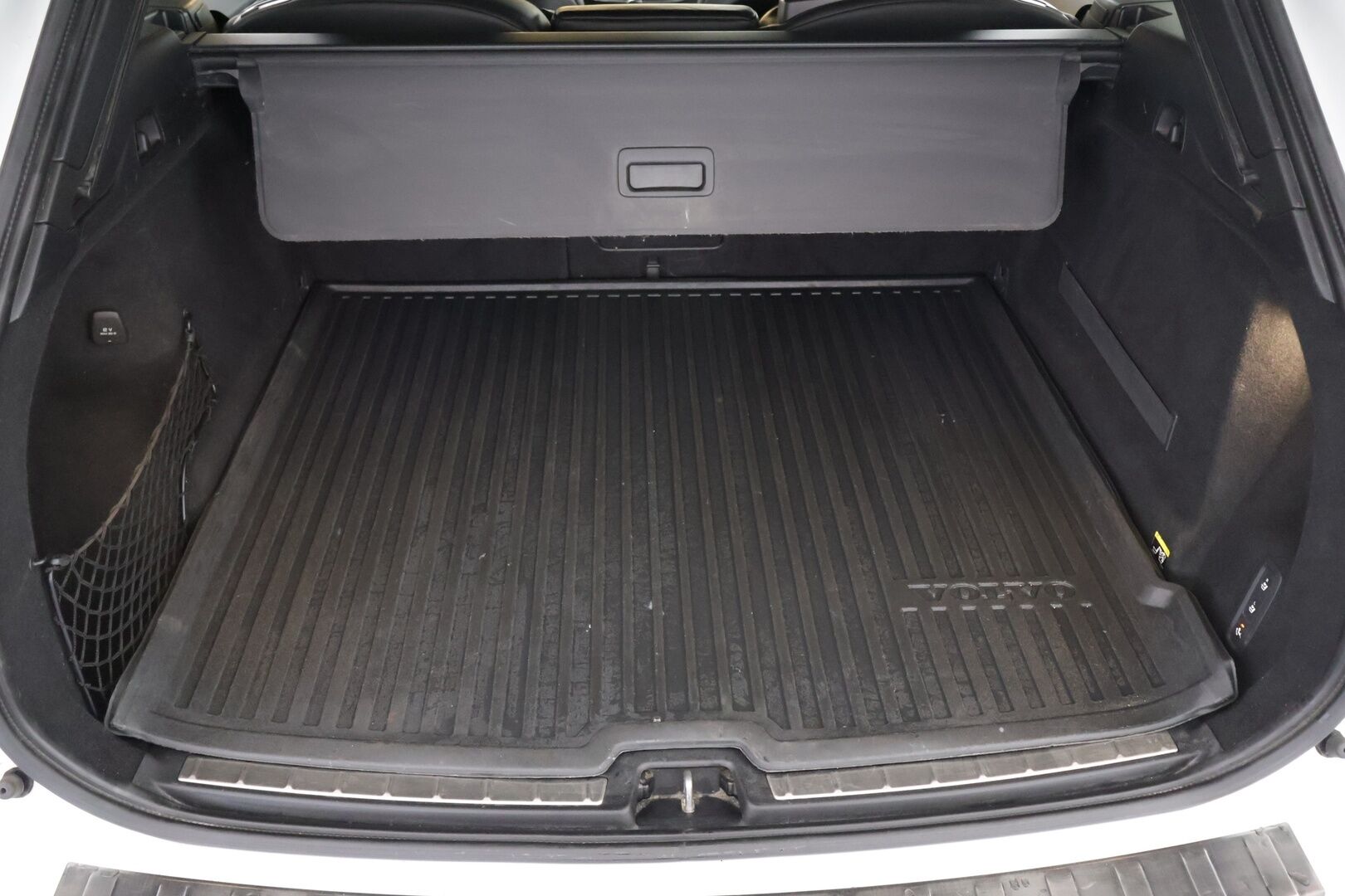 Volvo XC60 2019 D4 AWD Business R-Design aut - ACC | Webasto | Vetokoukku | P-Kamera | Muistipenkki | Sähköluukku | 2-omisteinen | Merkkihuollettu | Jakohihna vaihdettu 12/2025 | 2x Volvon aluvanteet 