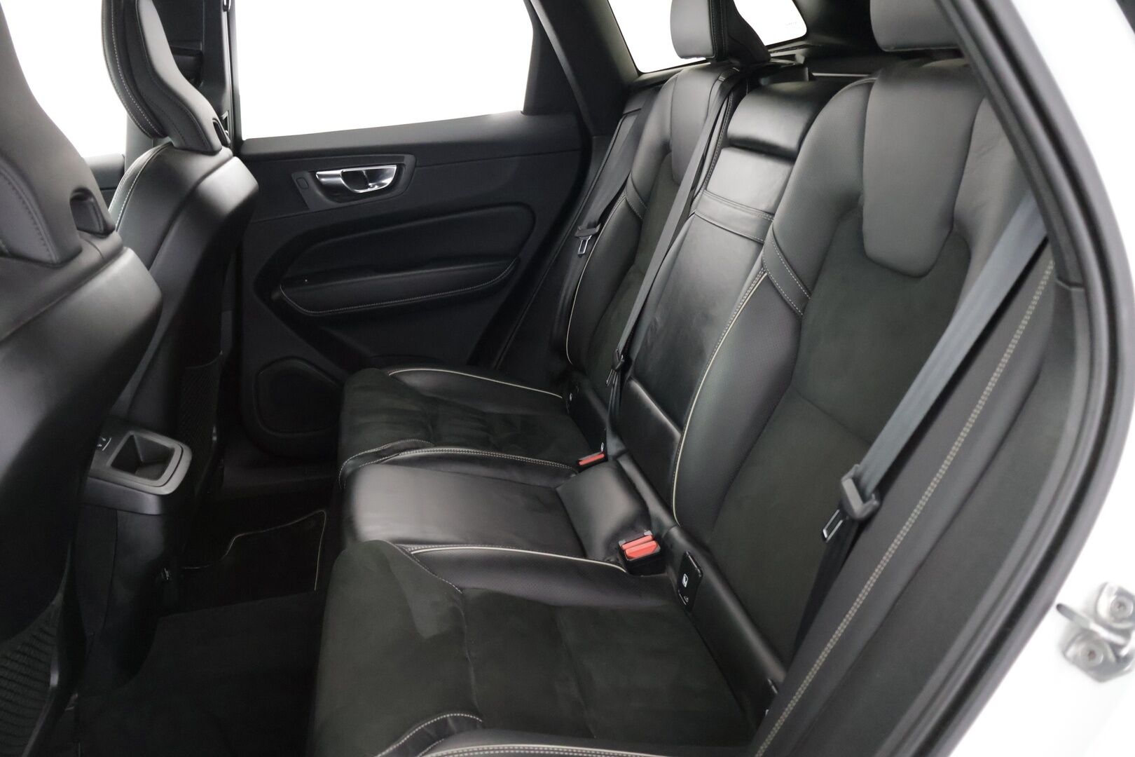 Volvo XC60 2019 D4 AWD Business R-Design aut - ACC | Webasto | Vetokoukku | P-Kamera | Muistipenkki | Sähköluukku | 2-omisteinen | Merkkihuollettu | Jakohihna vaihdettu 12/2025 | 2x Volvon aluvanteet 