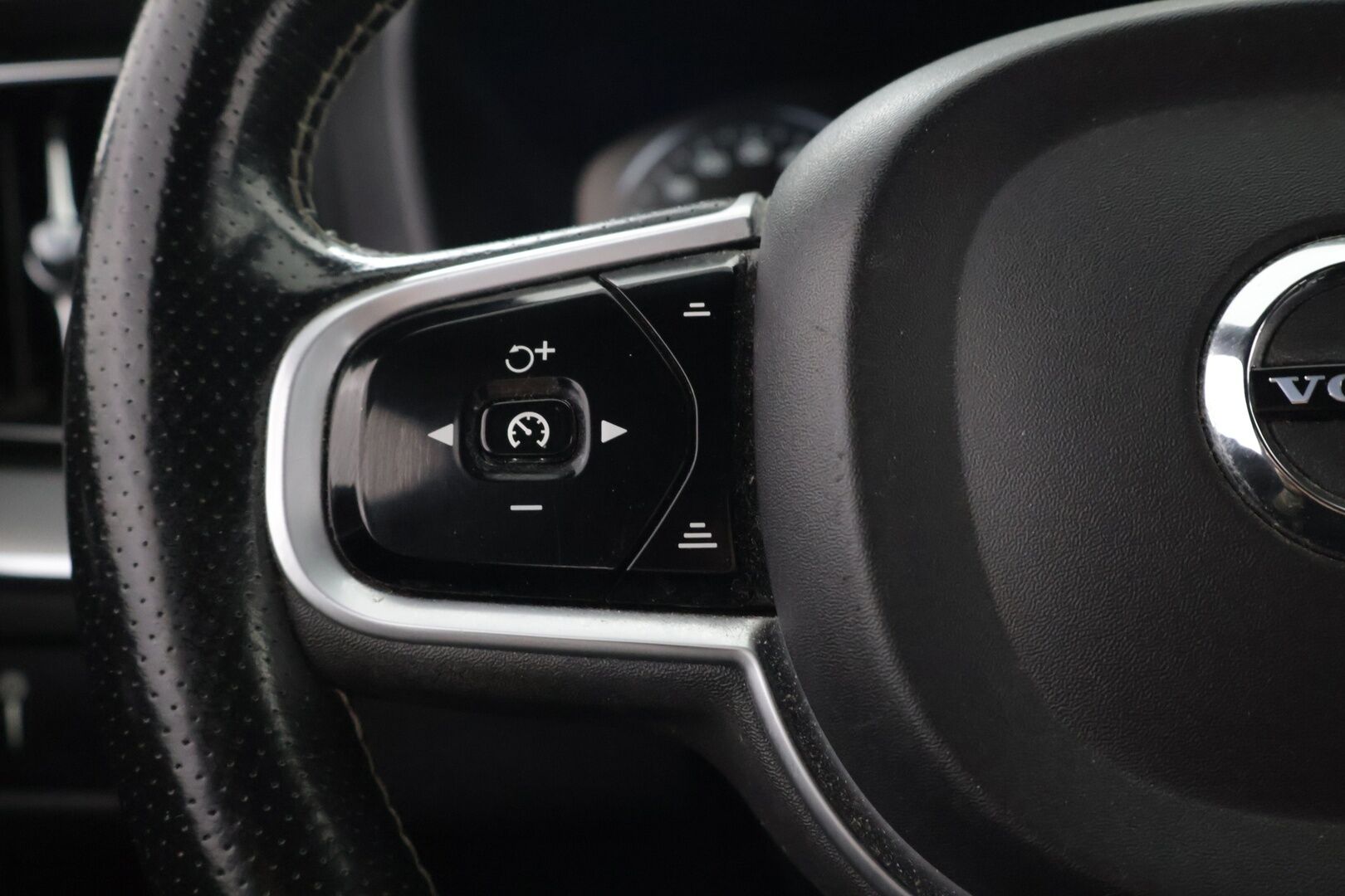 Volvo XC60 2019 D4 AWD Business R-Design aut - ACC | Webasto | Vetokoukku | P-Kamera | Muistipenkki | Sähköluukku | 2-omisteinen | Merkkihuollettu | Jakohihna vaihdettu 12/2025 | 2x Volvon aluvanteet 