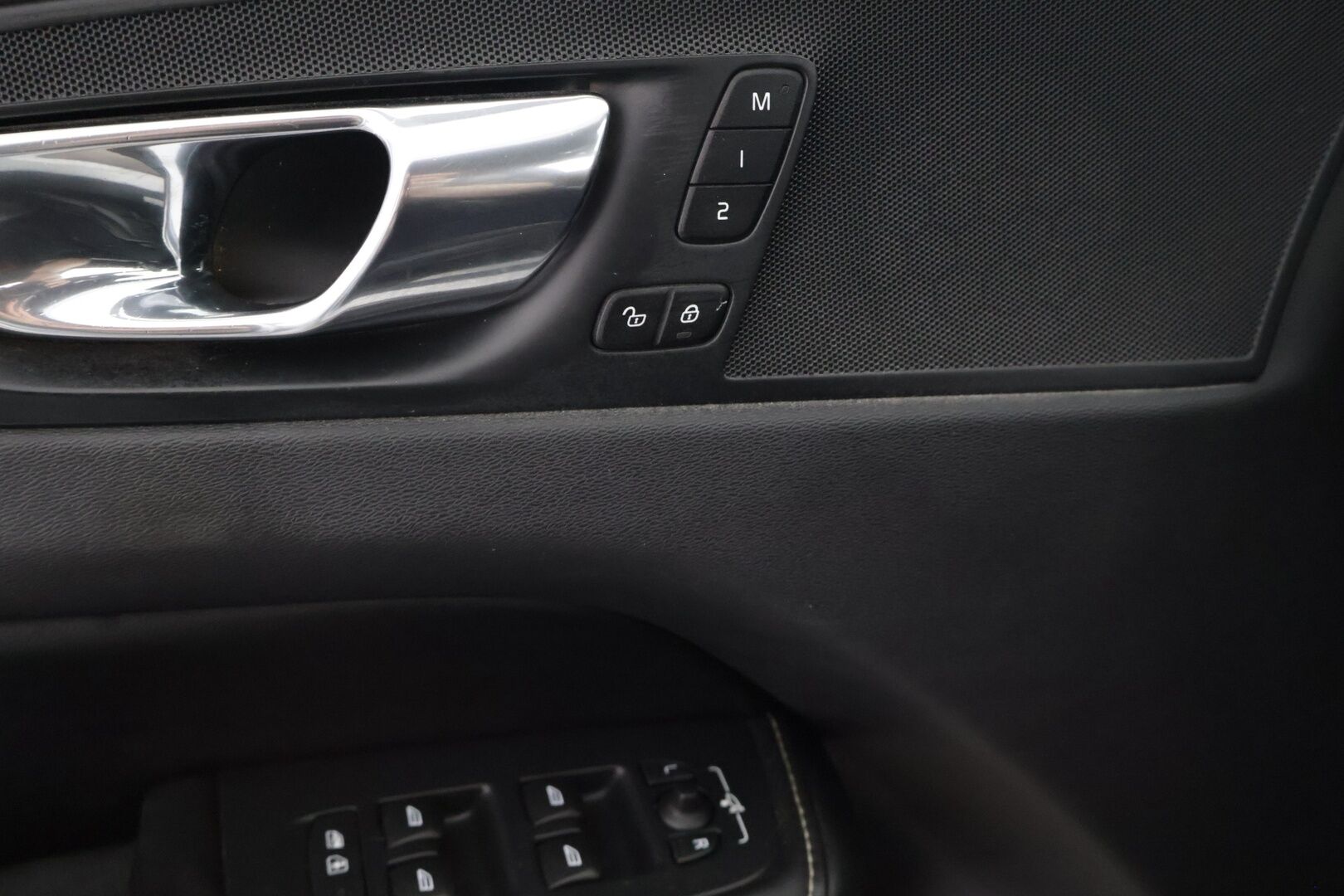 Volvo XC60 2019 D4 AWD Business R-Design aut - ACC | Webasto | Vetokoukku | P-Kamera | Muistipenkki | Sähköluukku | 2-omisteinen | Merkkihuollettu | Jakohihna vaihdettu 12/2025 | 2x Volvon aluvanteet 
