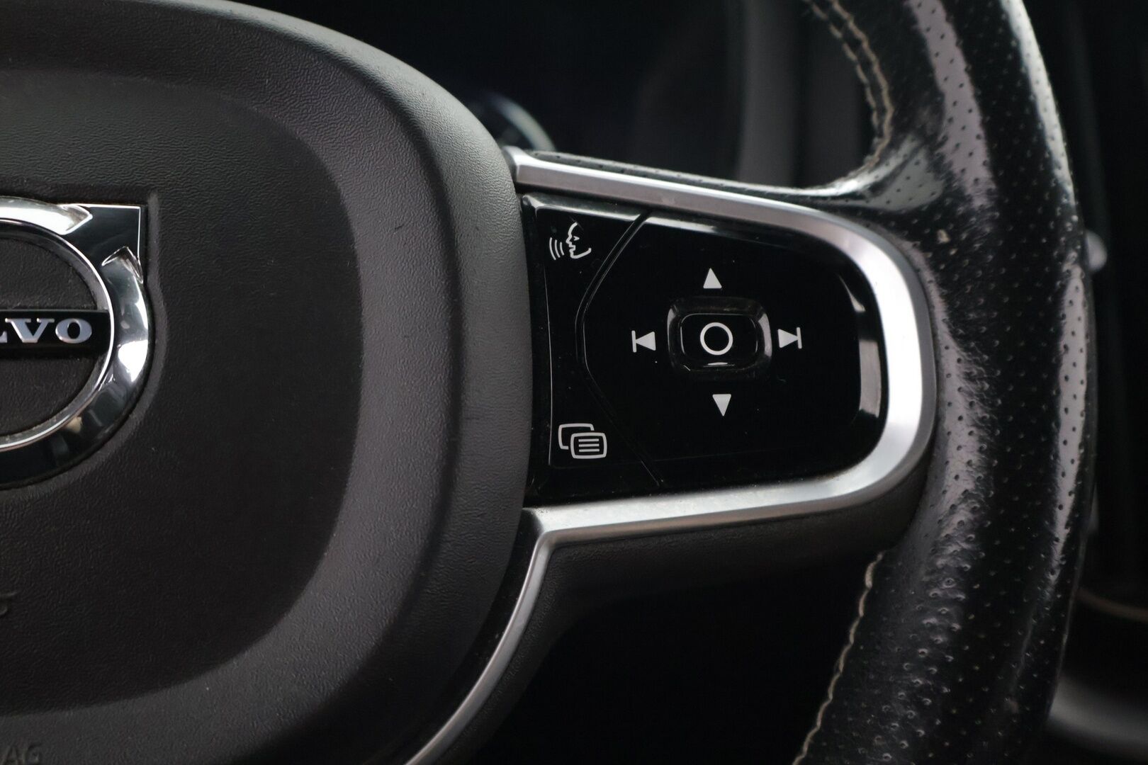 Volvo XC60 2019 D4 AWD Business R-Design aut - ACC | Webasto | Vetokoukku | P-Kamera | Muistipenkki | Sähköluukku | 2-omisteinen | Merkkihuollettu | Jakohihna vaihdettu 12/2025 | 2x Volvon aluvanteet 