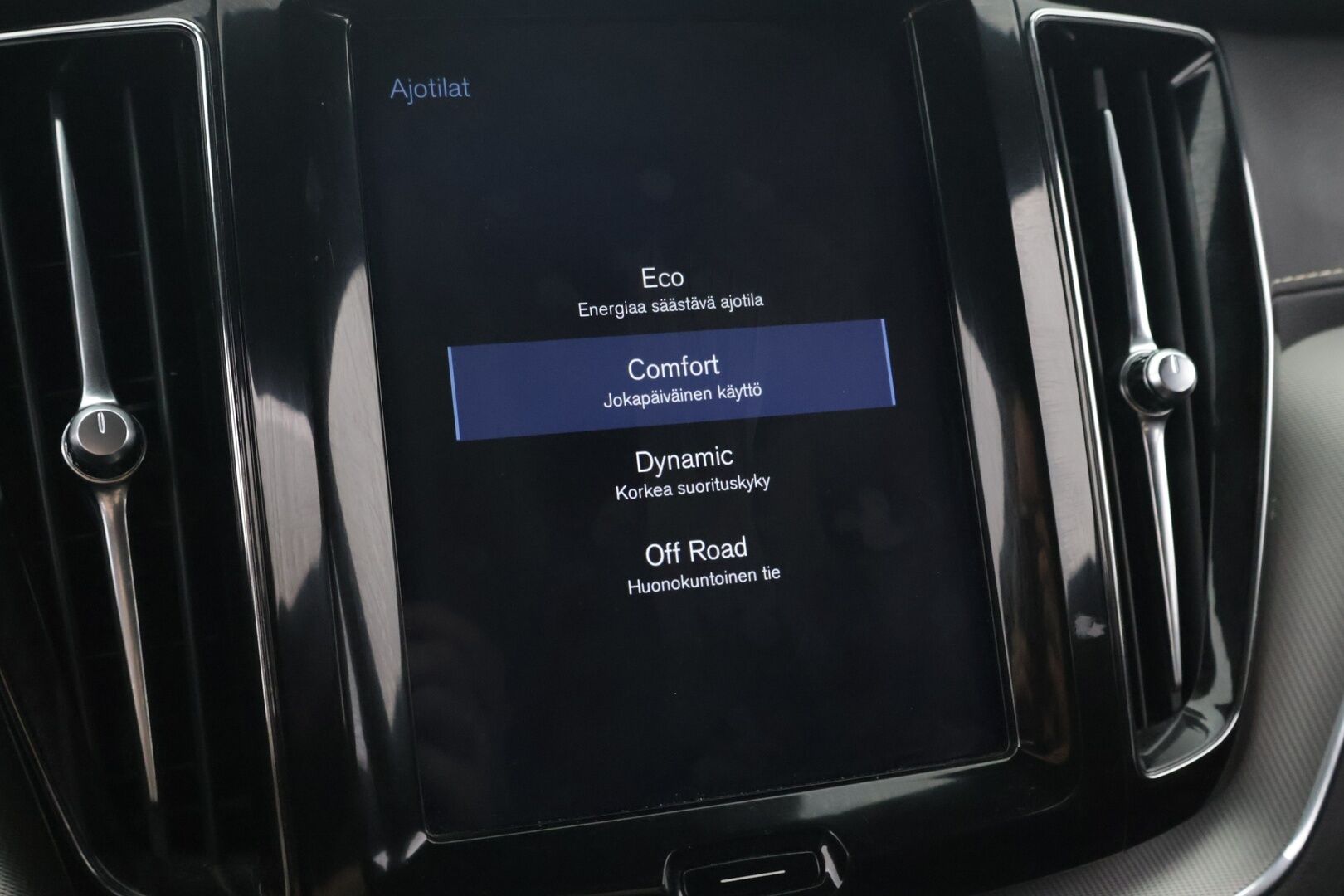 Volvo XC60 2019 D4 AWD Business R-Design aut - ACC | Webasto | Vetokoukku | P-Kamera | Muistipenkki | Sähköluukku | 2-omisteinen | Merkkihuollettu | Jakohihna vaihdettu 12/2025 | 2x Volvon aluvanteet 