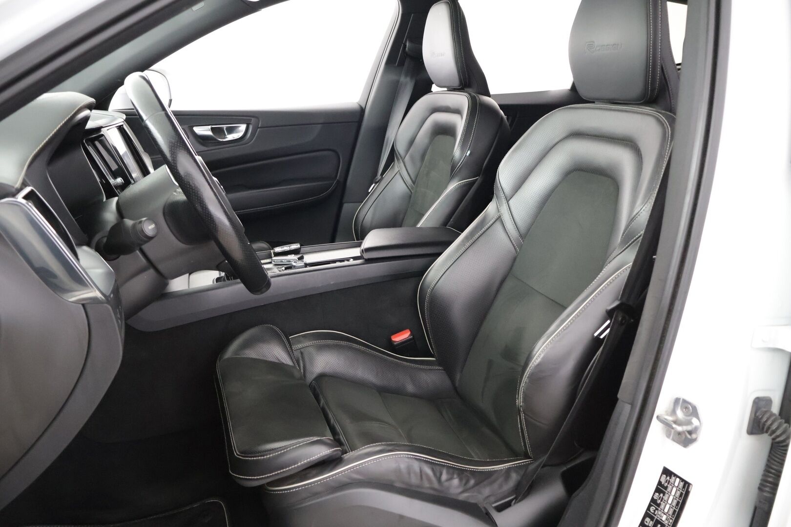 Volvo XC60 2019 D4 AWD Business R-Design aut - ACC | Webasto | Vetokoukku | P-Kamera | Muistipenkki | Sähköluukku | 2-omisteinen | Merkkihuollettu | Jakohihna vaihdettu 12/2025 | 2x Volvon aluvanteet 