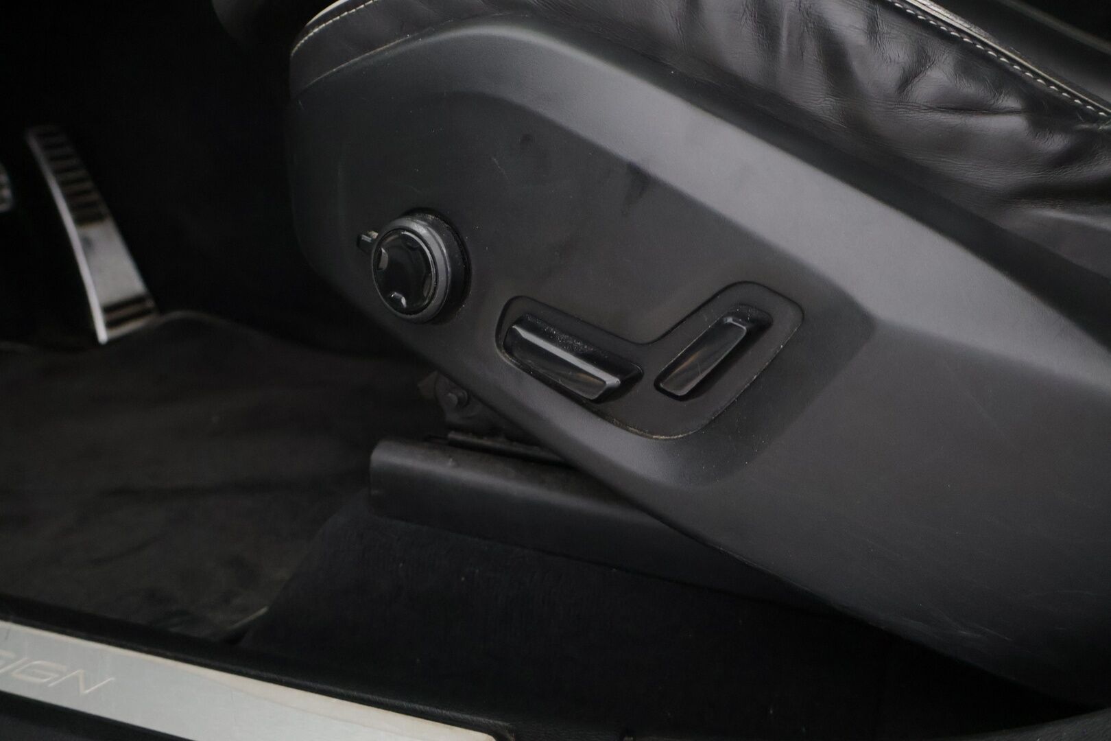 Volvo XC60 2019 D4 AWD Business R-Design aut - ACC | Webasto | Vetokoukku | P-Kamera | Muistipenkki | Sähköluukku | 2-omisteinen | Merkkihuollettu | Jakohihna vaihdettu 12/2025 | 2x Volvon aluvanteet 