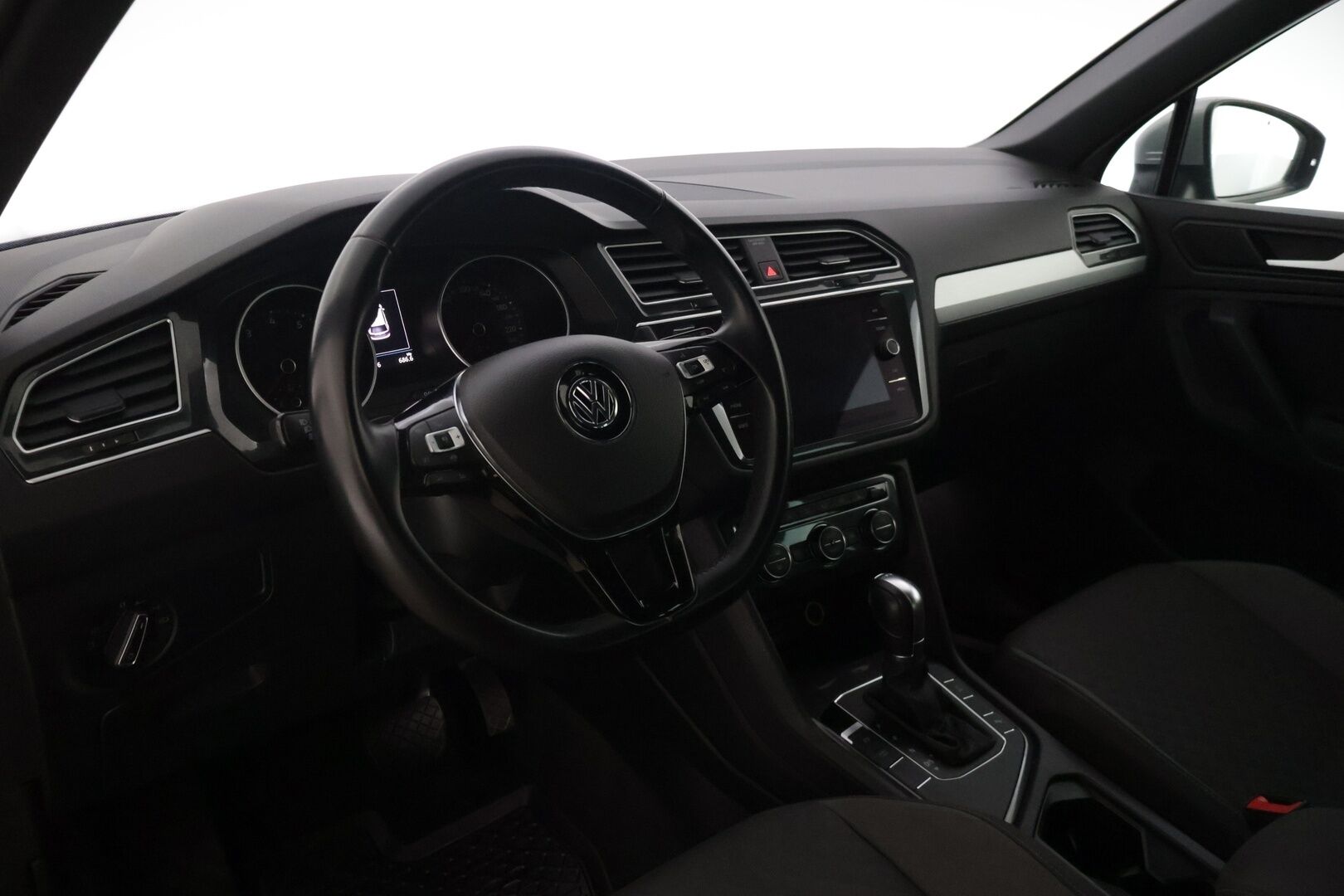 Volkswagen Tiguan 2019 Comfortline 1,5 TSI EVO 110 kW (150 hv) DSG-automaatti - | 1-Om. Suomi-auto | ACC | Webasto | Koukku | P. Tutkat | AppleCarPlay & AndroidAuto | LED | 2x Renkaat & Vanteet |