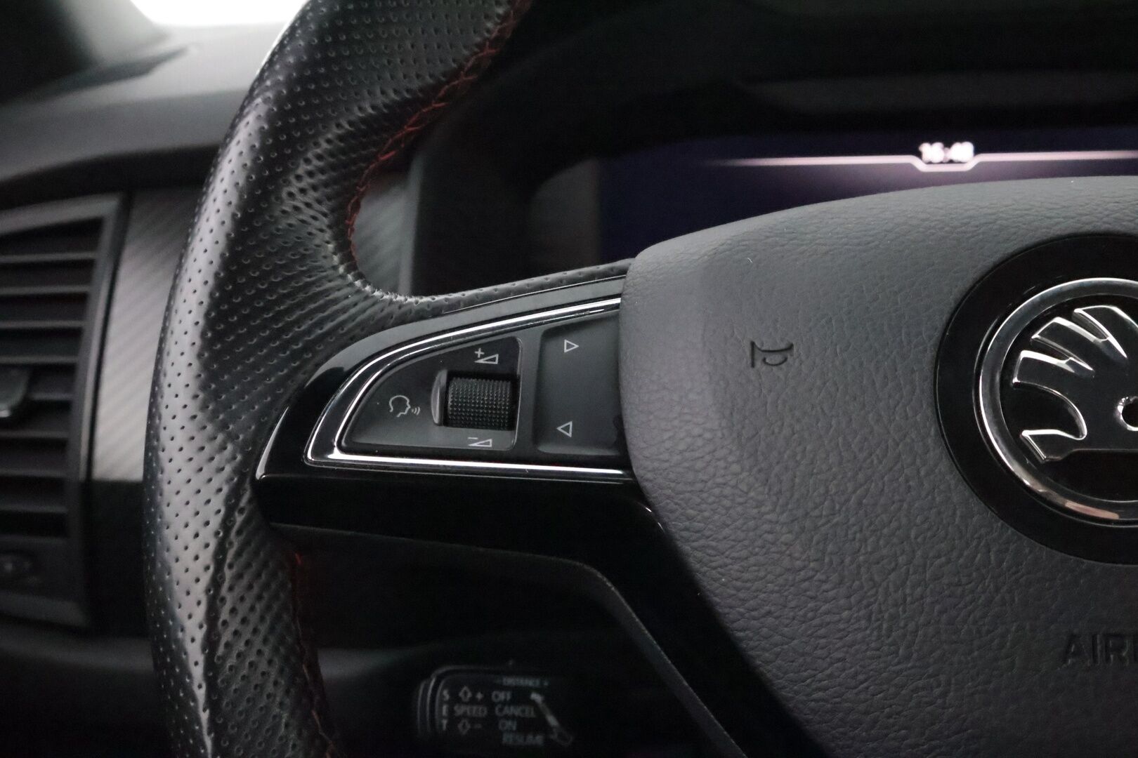 Skoda Kodiaq 2019 2,0 TDI 240 4x4 RS DSG Autom. - Webasto | ACC | Digimittari | Canton | Vetokoukku | Nahka-Alcantara | Peruutuskamera | 7-Paikkainen | KeylessGo | Lämpölasi | Supervarusteet | RS!