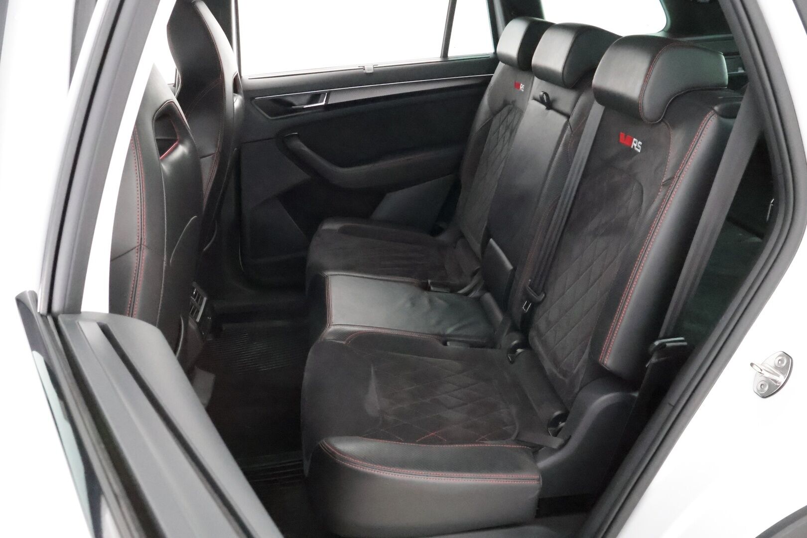 Skoda Kodiaq 2019 2,0 TDI 240 4x4 RS DSG Autom. - Webasto | ACC | Digimittari | Canton | Vetokoukku | Nahka-Alcantara | Peruutuskamera | 7-Paikkainen | KeylessGo | Lämpölasi | Supervarusteet | RS!