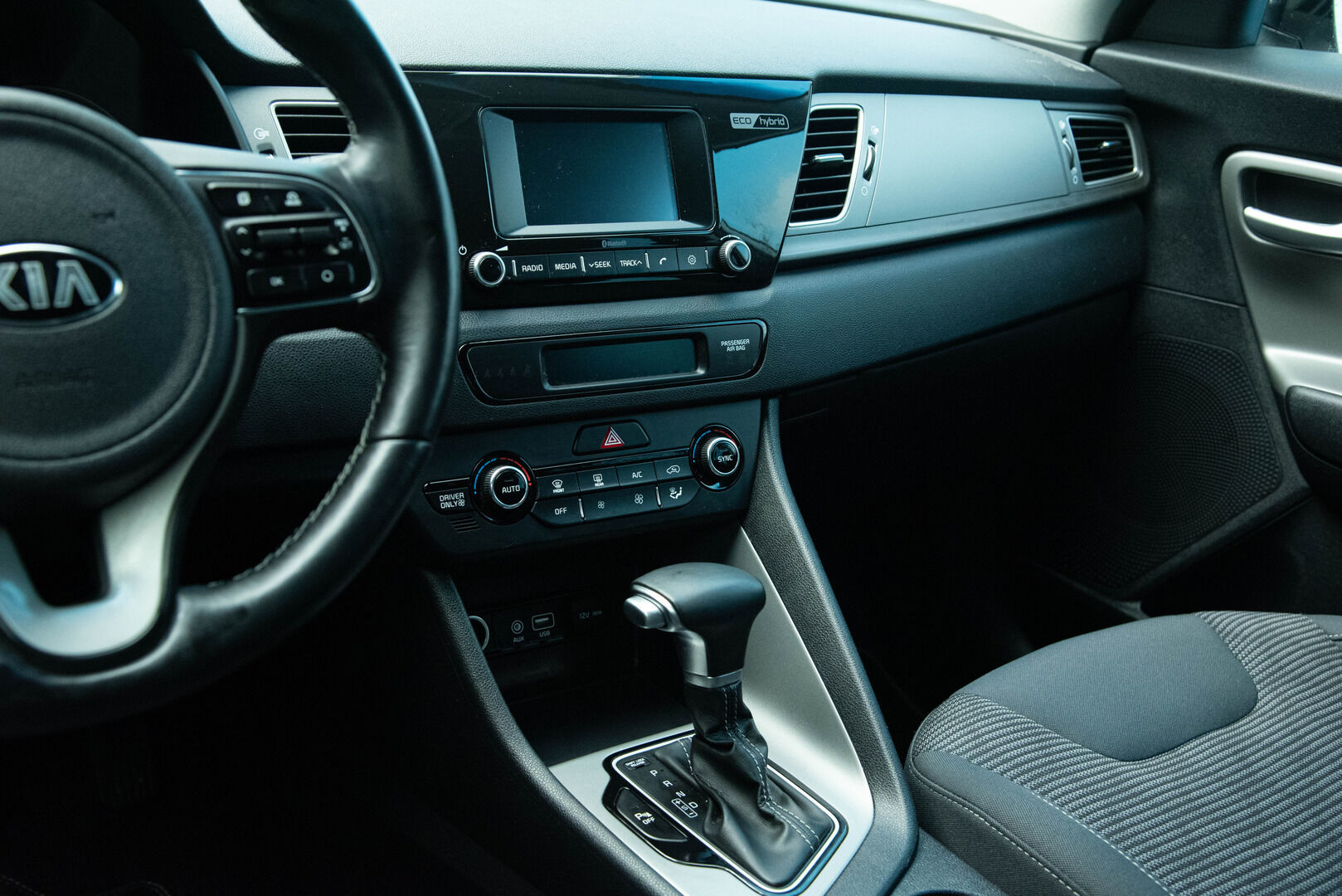 Kia Niro 2019 1,6 GDI Hybrid LX DCT | Peruutuskamera | Vakkari | Lohkolämmitin | Ratinlämmitin | - Suomi-auto | kahdet renkaat vanteineen