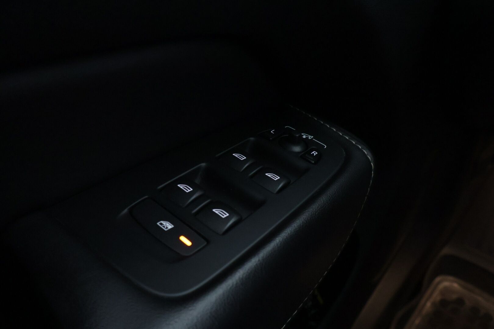 Volvo XC60 2019 T8 AWD Business R-Design aut *Ilmajouset/ R-Design / Nahka-alcantara / Panoraama / Suomi-auto* - *Huippu siisti! / Merkkihuollettu / Suomi-auto*