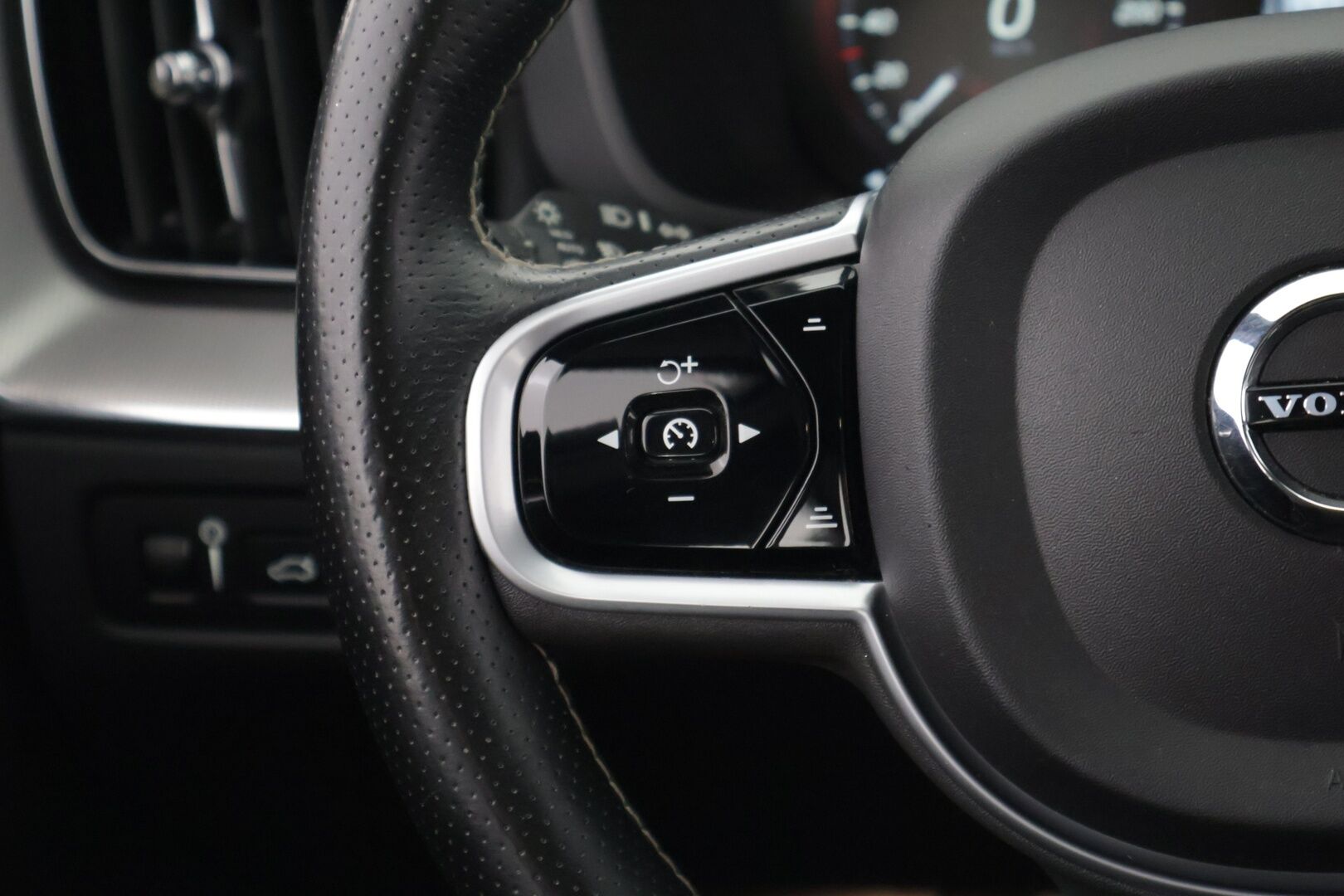 Volvo XC60 2019 T8 AWD Business R-Design aut *Ilmajouset/ R-Design / Nahka-alcantara / Panoraama / Suomi-auto* - *Huippu siisti! / Merkkihuollettu / Suomi-auto*