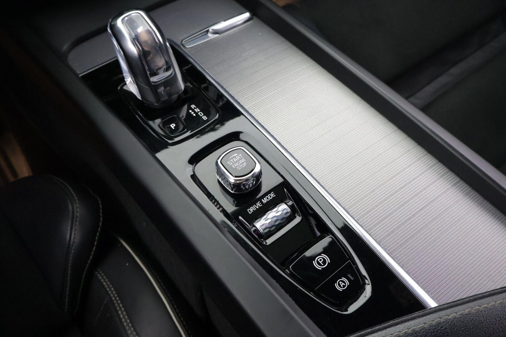 Volvo XC60 2019 T8 AWD Business R-Design aut *Ilmajouset/ R-Design / Nahka-alcantara / Panoraama / Suomi-auto* - *Huippu siisti! / Merkkihuollettu / Suomi-auto*