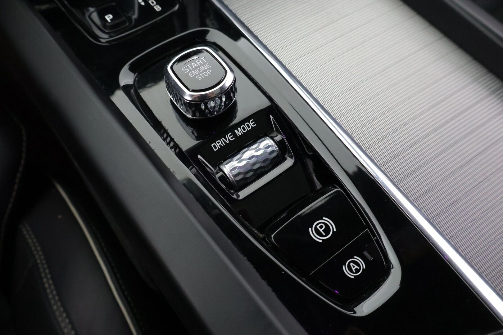 Volvo XC60 2019 T8 AWD Business R-Design aut *Ilmajouset/ R-Design / Nahka-alcantara / Panoraama / Suomi-auto* - *Huippu siisti! / Merkkihuollettu / Suomi-auto*