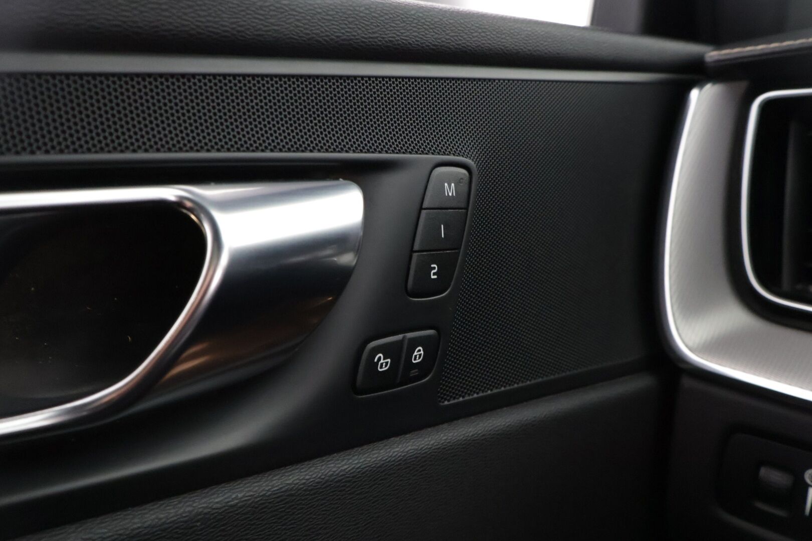 Volvo XC60 2019 T8 AWD Business R-Design aut *Ilmajouset/ R-Design / Nahka-alcantara / Panoraama / Suomi-auto* - *Huippu siisti! / Merkkihuollettu / Suomi-auto*