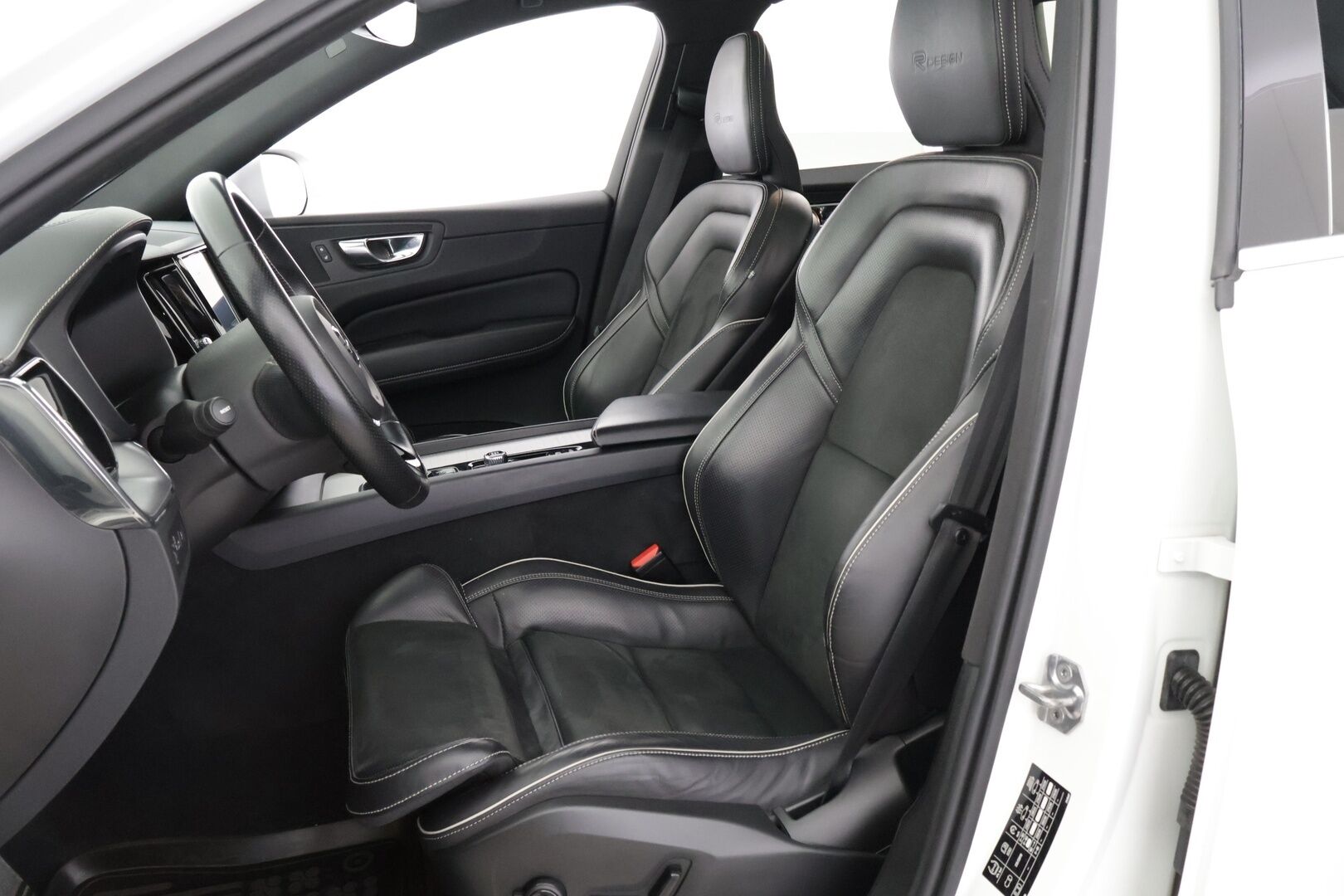 Volvo XC60 2019 T8 AWD Business R-Design aut *Ilmajouset/ R-Design / Nahka-alcantara / Panoraama / Suomi-auto* - *Huippu siisti! / Merkkihuollettu / Suomi-auto*