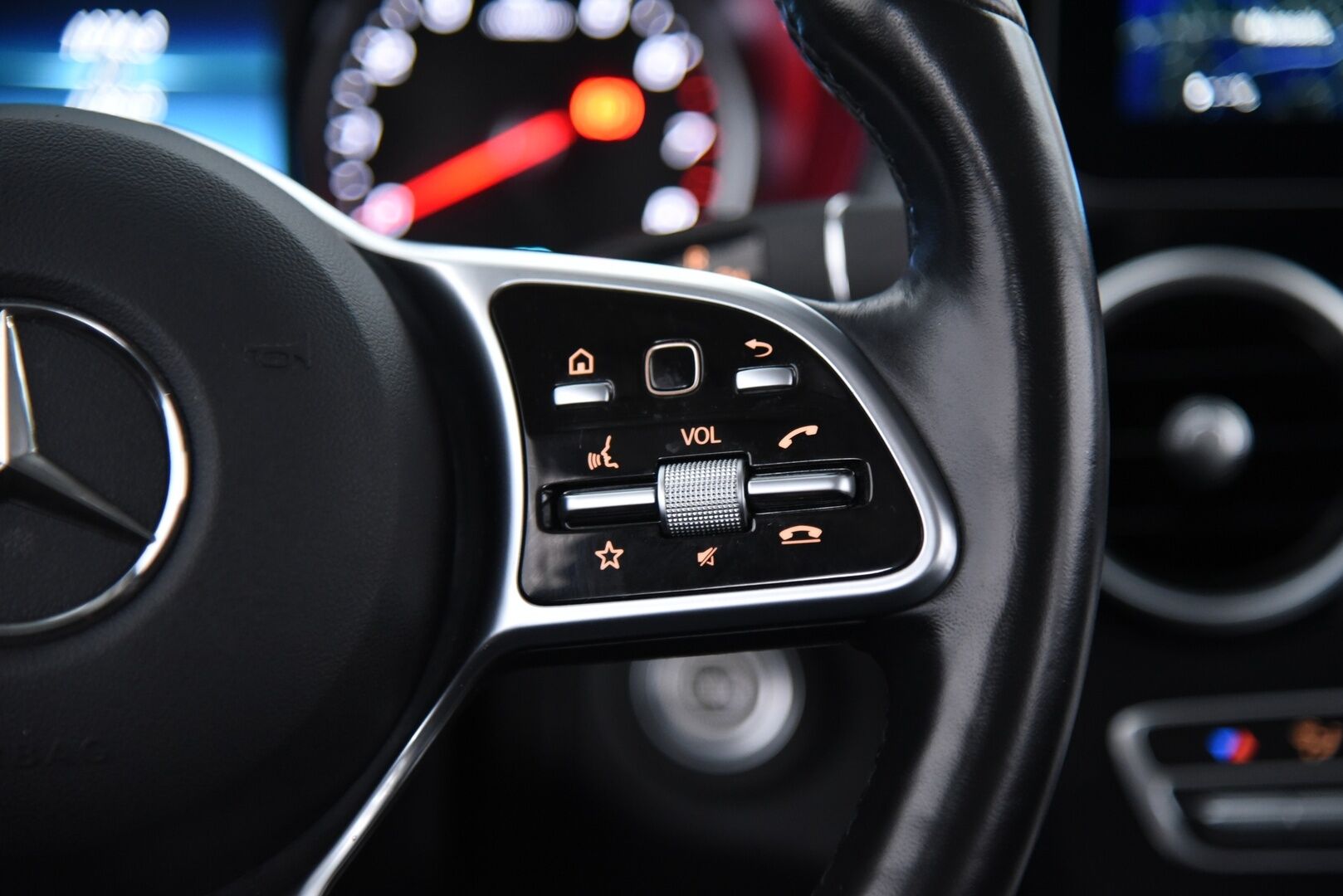 Mercedes-Benz GLC 2020 300 e 4MATIC A Business EQ Power / HUD / Muistipenkit / Vetokoukku / P-kamera / Ratinlämmitin - 3,99 % KORKOTARJOUS TÄHÄN AUTOON 28.9. ASTI! - 1-om Suomi-auto / Tarkka huoltohistoria / Huippu varusteilla! 
