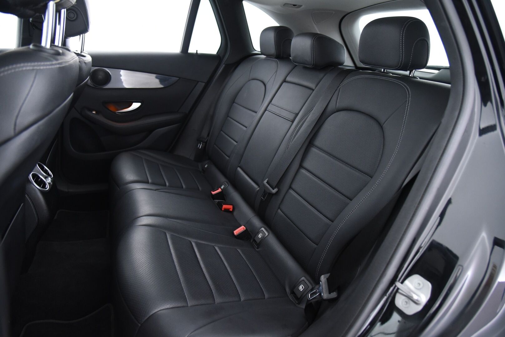 Mercedes-Benz GLC 2020 300 e 4MATIC A Business EQ Power / HUD / Muistipenkit / Vetokoukku / P-kamera / Ratinlämmitin - 3,99 % KORKOTARJOUS TÄHÄN AUTOON 28.9. ASTI! - 1-om Suomi-auto / Tarkka huoltohistoria / Huippu varusteilla! 