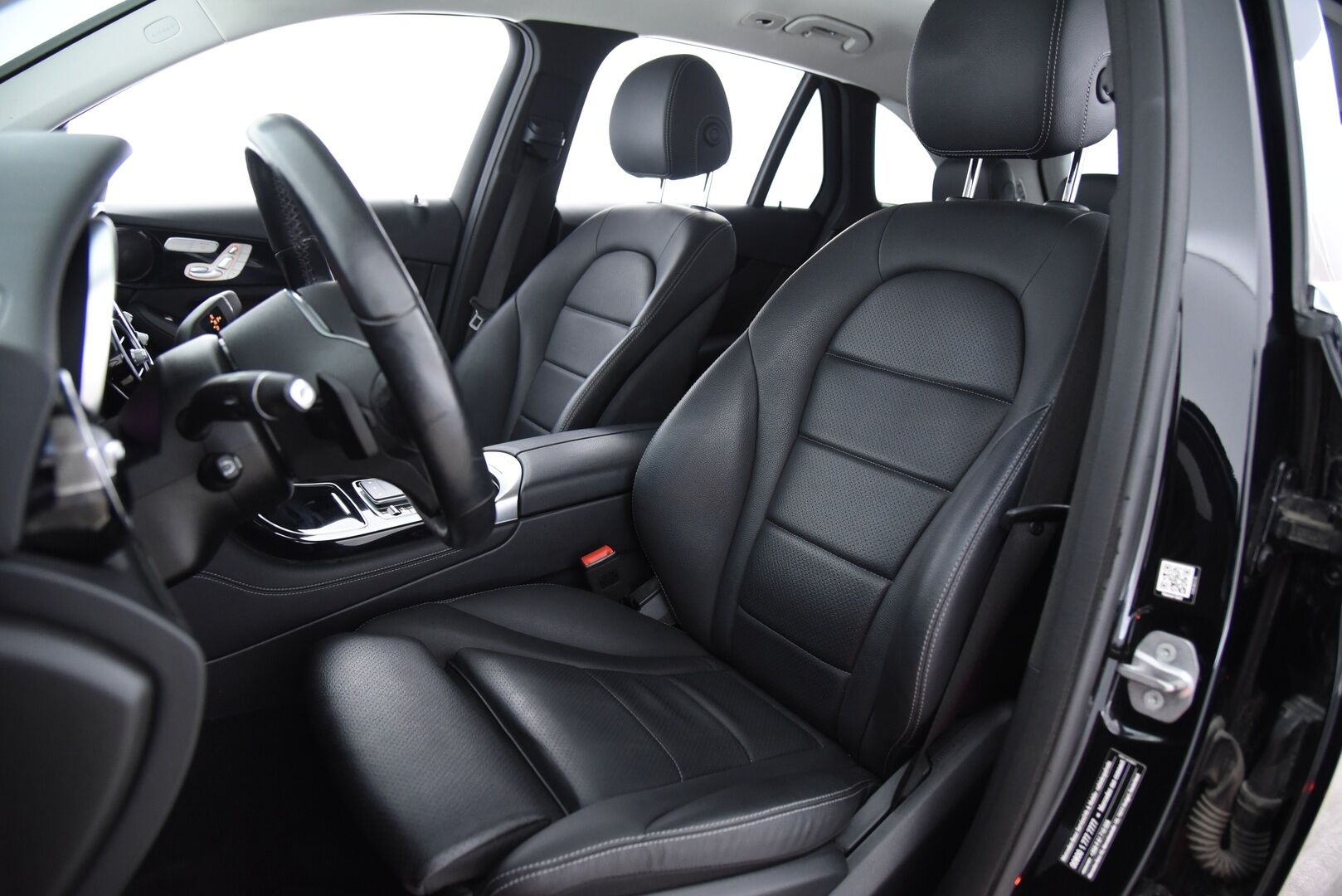 Mercedes-Benz GLC 2020 300 e 4MATIC A Business EQ Power / HUD / Muistipenkit / Vetokoukku / P-kamera / Ratinlämmitin - 3,99 % KORKOTARJOUS TÄHÄN AUTOON 28.9. ASTI! - 1-om Suomi-auto / Tarkka huoltohistoria / Huippu varusteilla! 