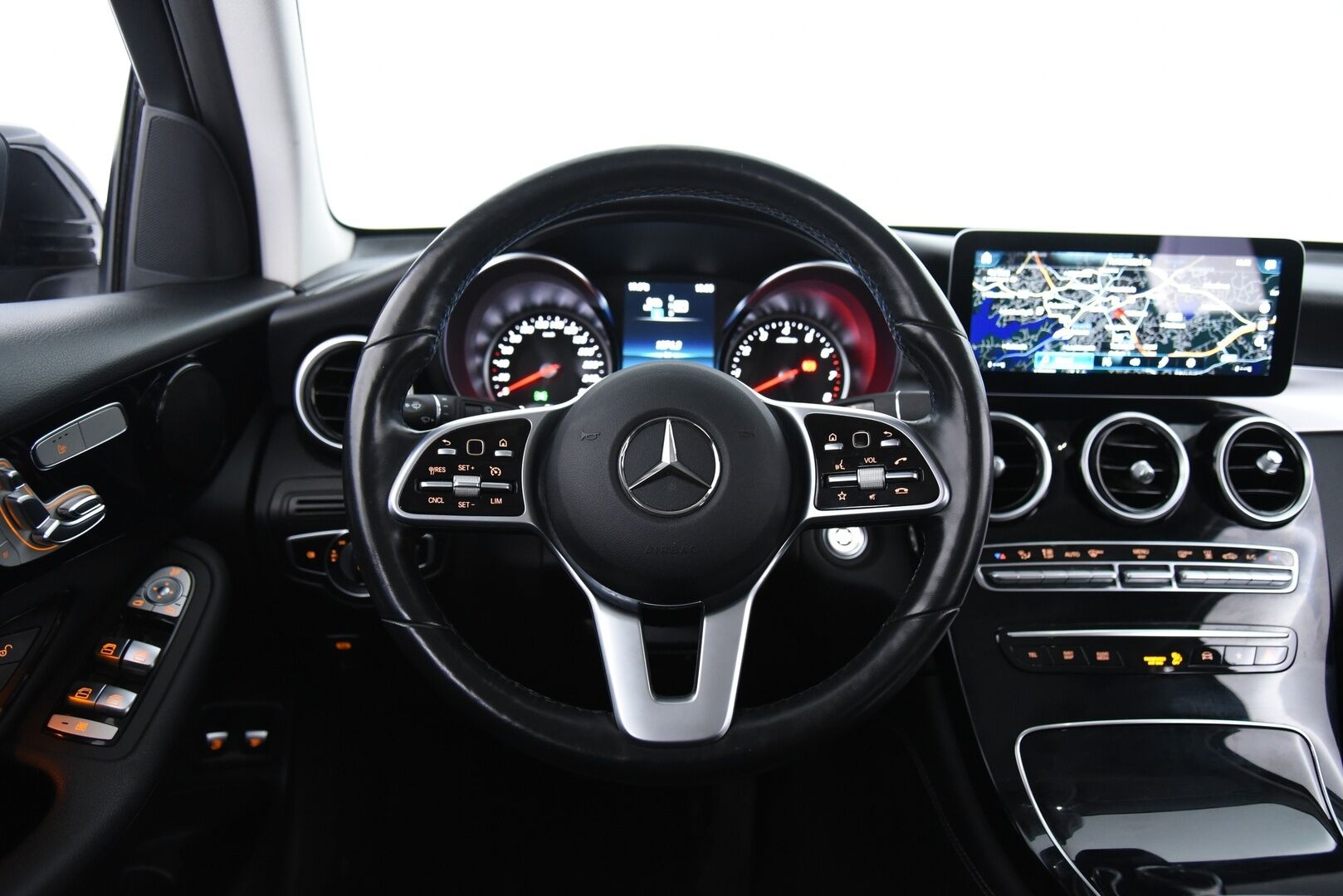 Mercedes-Benz GLC 2020 300 e 4MATIC A Business EQ Power / HUD / Muistipenkit / Vetokoukku / P-kamera / Ratinlämmitin - 3,99 % KORKOTARJOUS TÄHÄN AUTOON 28.9. ASTI! - 1-om Suomi-auto / Tarkka huoltohistoria / Huippu varusteilla! 
