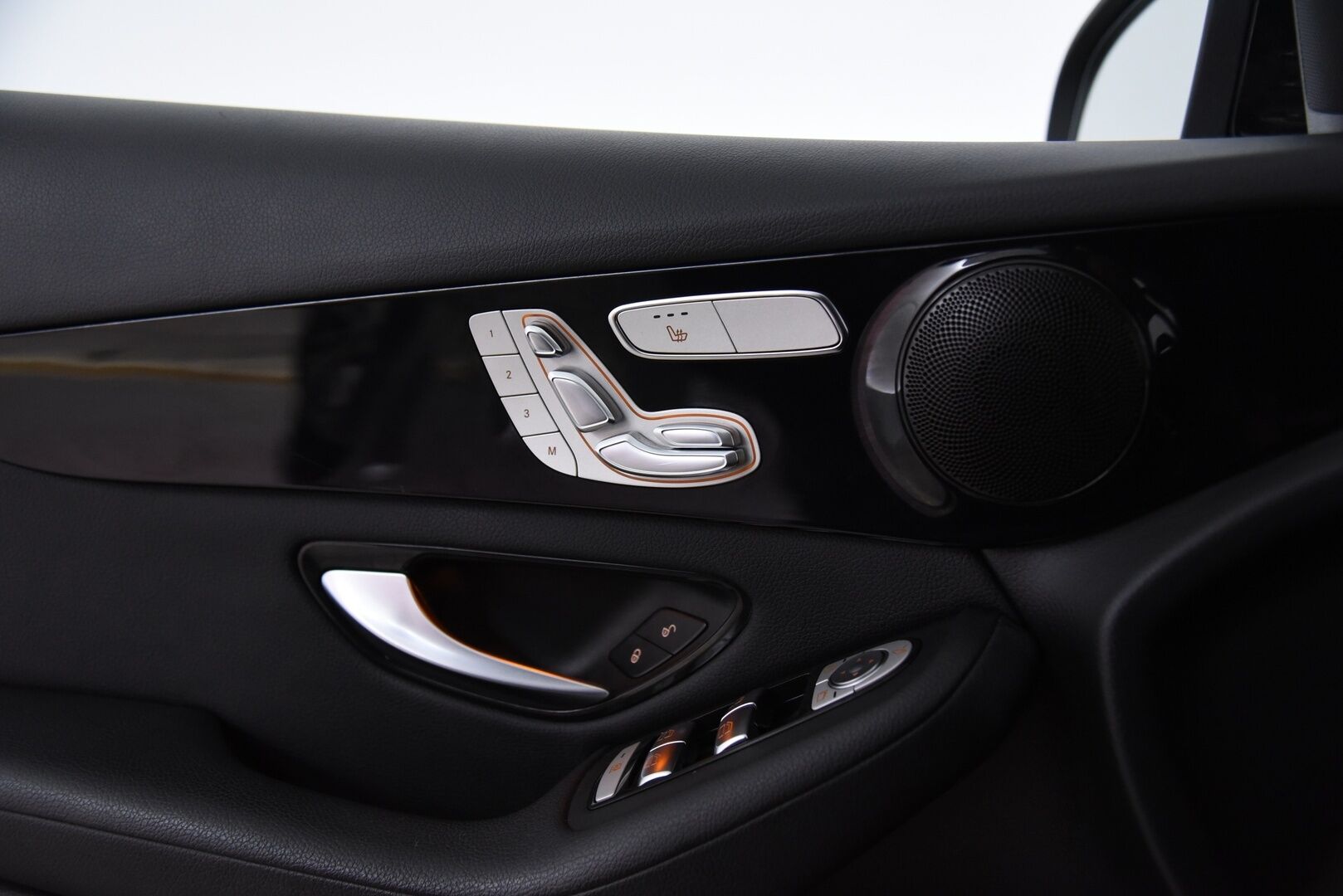 Mercedes-Benz GLC 2020 300 e 4MATIC A Business EQ Power / HUD / Muistipenkit / Vetokoukku / P-kamera / Ratinlämmitin - 3,99 % KORKOTARJOUS TÄHÄN AUTOON 28.9. ASTI! - 1-om Suomi-auto / Tarkka huoltohistoria / Huippu varusteilla! 