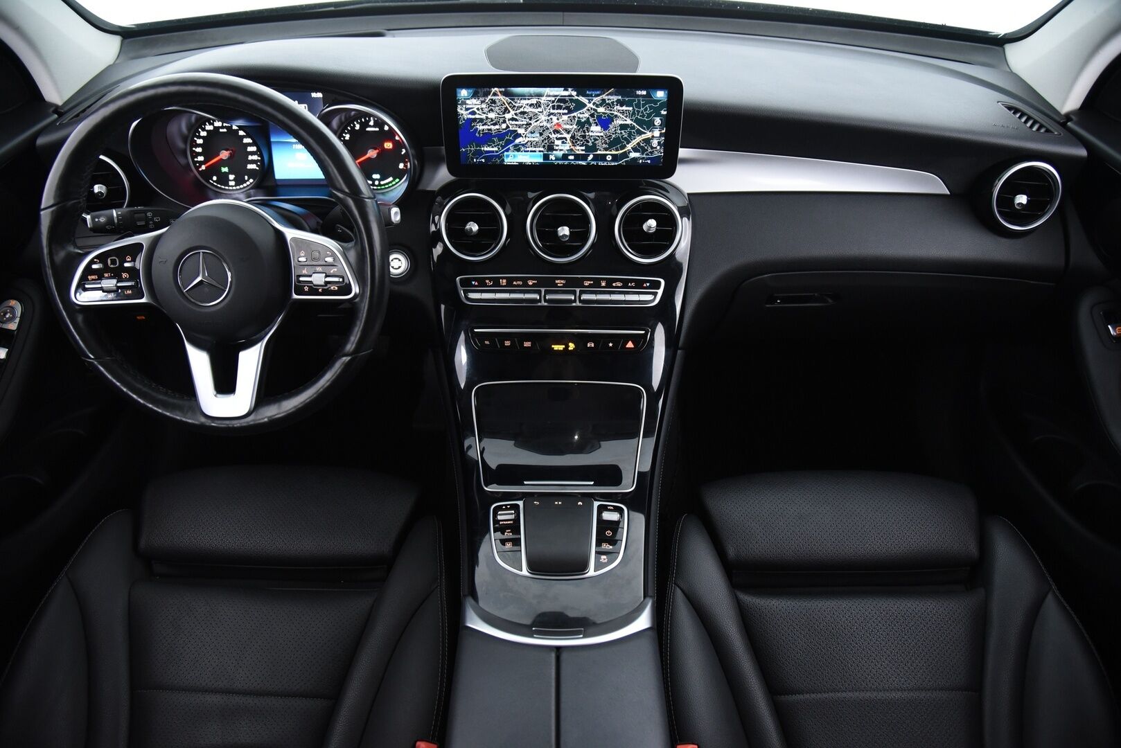 Mercedes-Benz GLC 2020 300 e 4MATIC A Business EQ Power / HUD / Muistipenkit / Vetokoukku / P-kamera / Ratinlämmitin - 3,99 % KORKOTARJOUS TÄHÄN AUTOON 28.9. ASTI! - 1-om Suomi-auto / Tarkka huoltohistoria / Huippu varusteilla! 