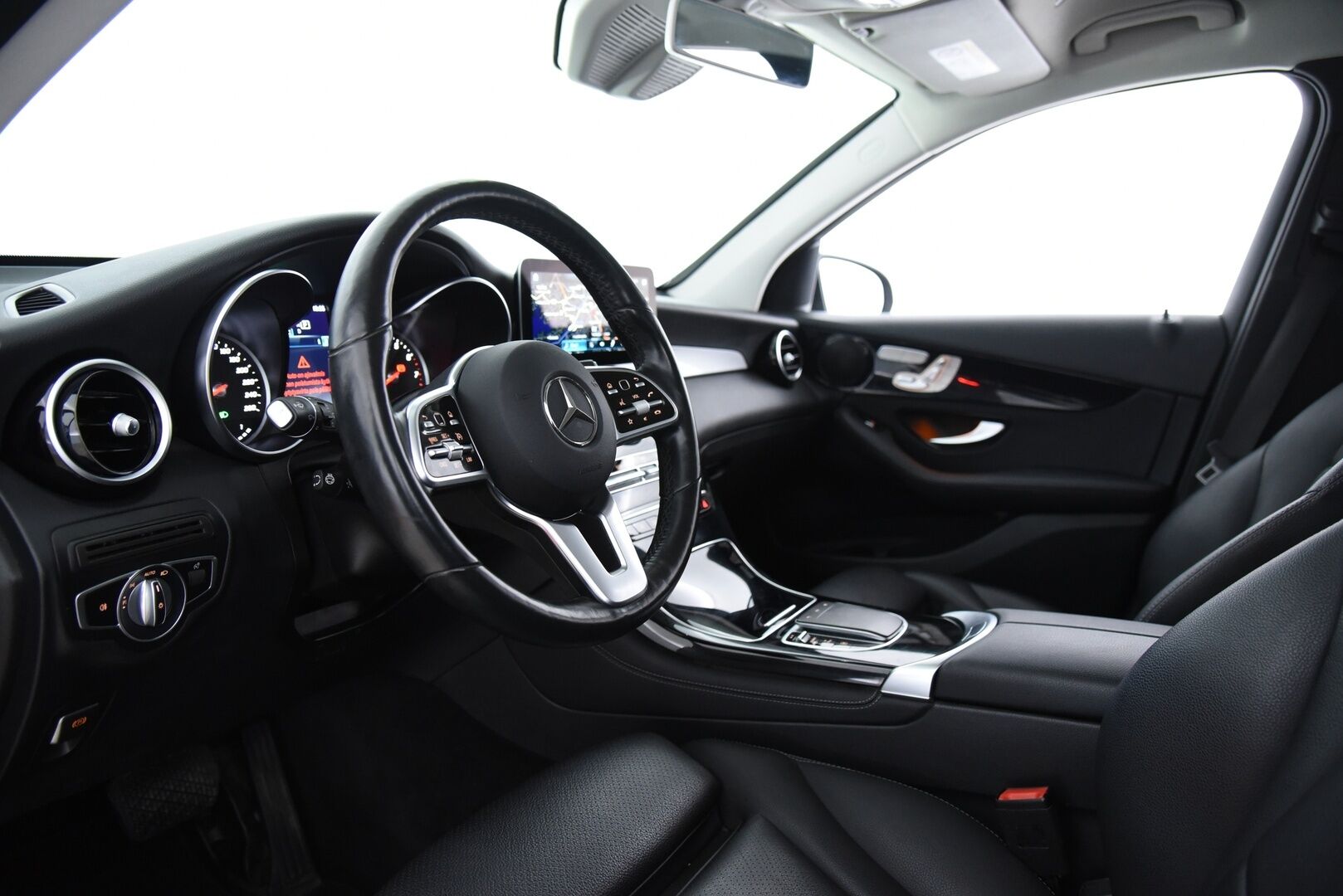 Mercedes-Benz GLC 2020 300 e 4MATIC A Business EQ Power / HUD / Muistipenkit / Vetokoukku / P-kamera / Ratinlämmitin - 3,99 % KORKOTARJOUS TÄHÄN AUTOON 28.9. ASTI! - 1-om Suomi-auto / Tarkka huoltohistoria / Huippu varusteilla! 