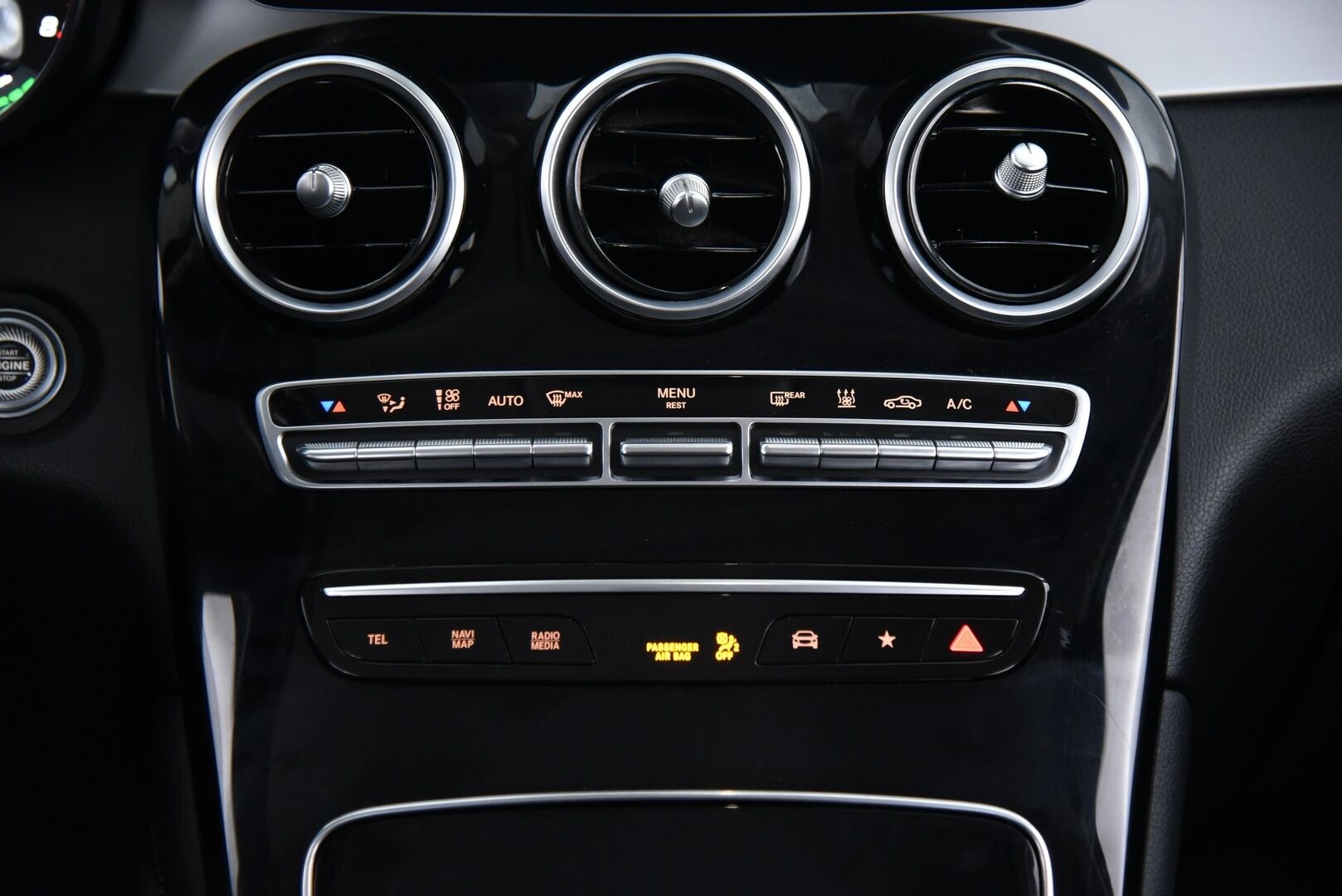 Mercedes-Benz GLC 2020 300 e 4MATIC A Business EQ Power / HUD / Muistipenkit / Vetokoukku / P-kamera / Ratinlämmitin - 3,99 % KORKOTARJOUS TÄHÄN AUTOON 28.9. ASTI! - 1-om Suomi-auto / Tarkka huoltohistoria / Huippu varusteilla! 