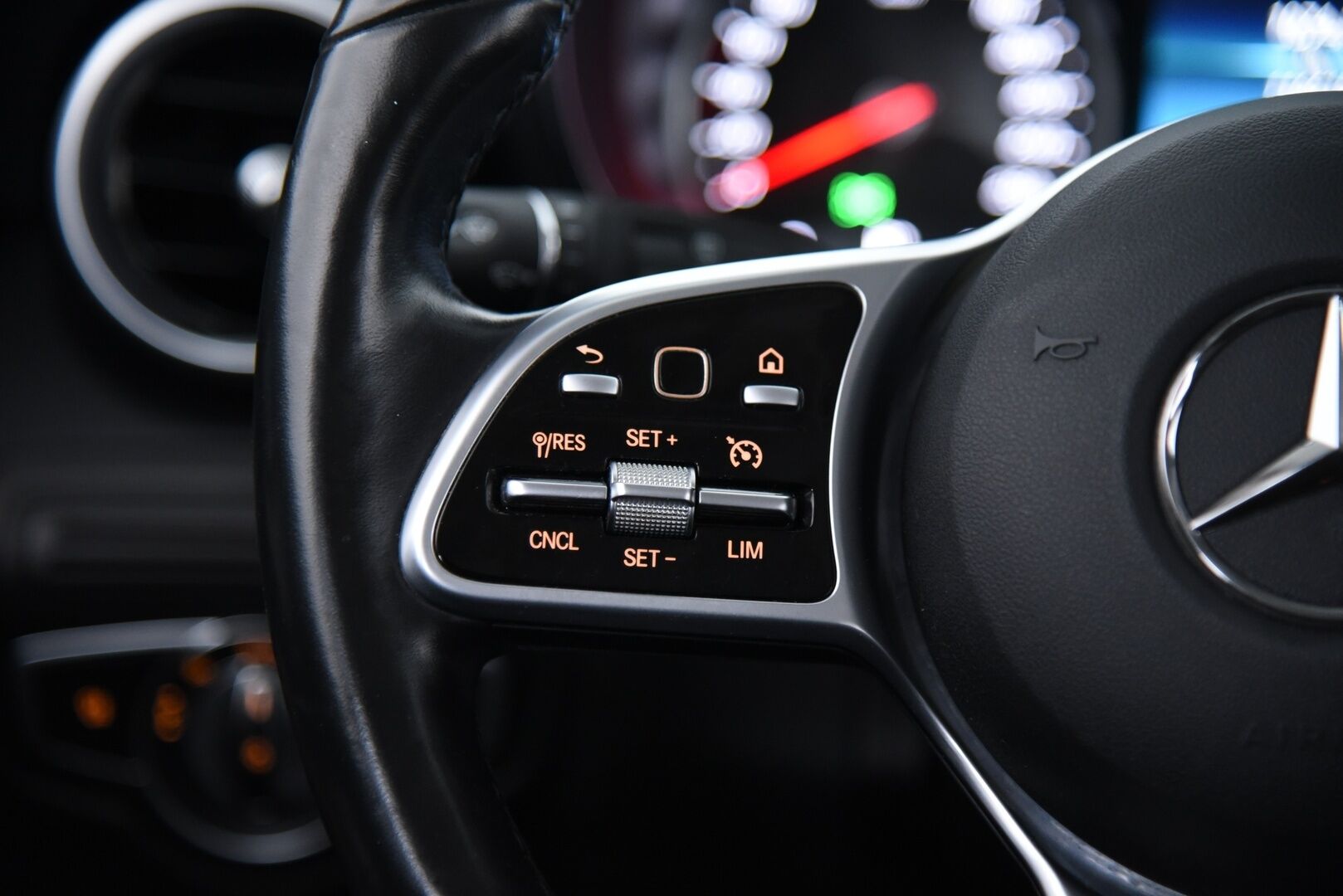 Mercedes-Benz GLC 2020 300 e 4MATIC A Business EQ Power / HUD / Muistipenkit / Vetokoukku / P-kamera / Ratinlämmitin - 3,99 % KORKOTARJOUS TÄHÄN AUTOON 28.9. ASTI! - 1-om Suomi-auto / Tarkka huoltohistoria / Huippu varusteilla! 