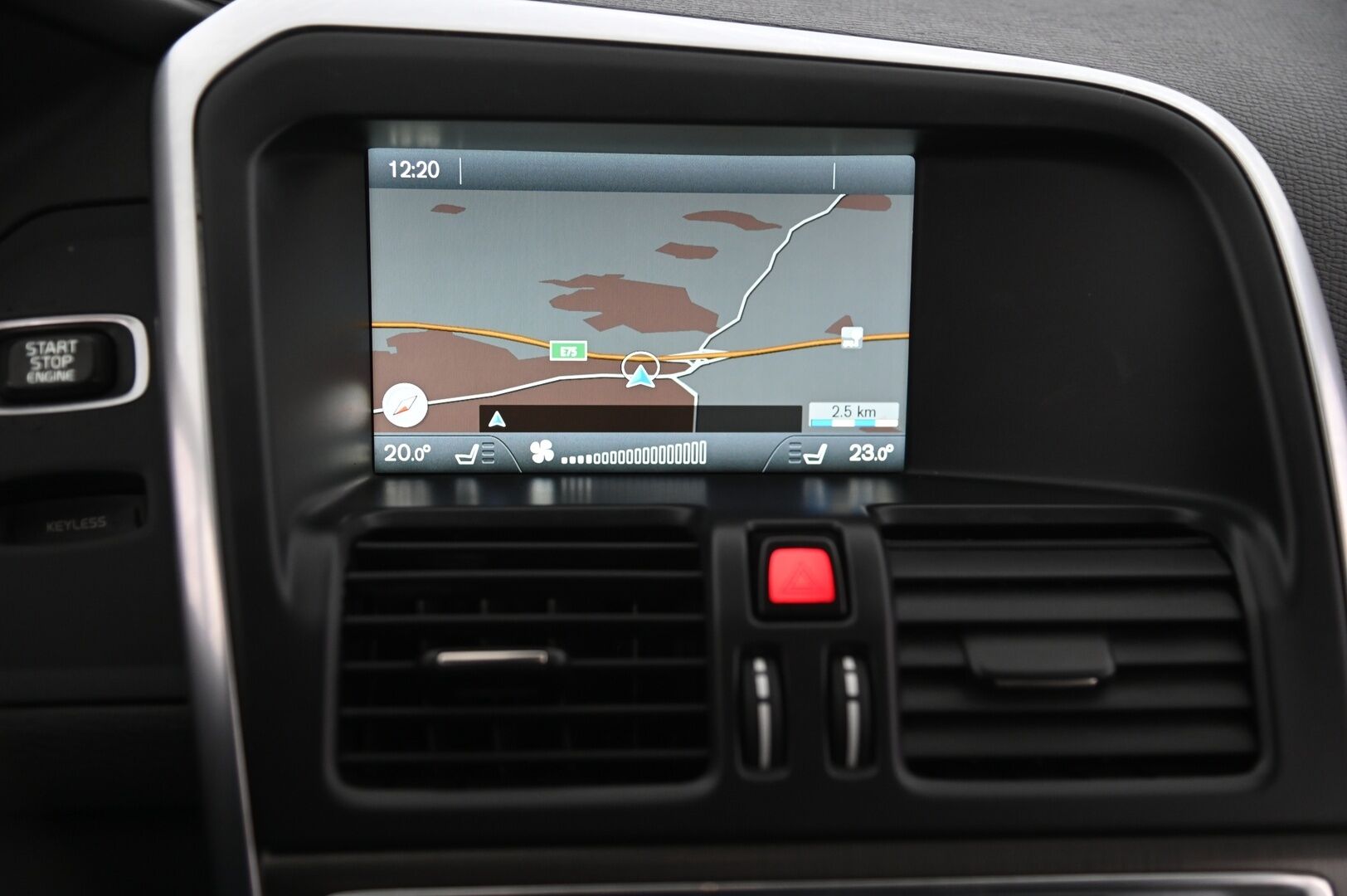Volvo XC60 2014 D4 AWD Summum aut * Panorama / Keyless / Webasto / P.tutkat / Vaaleat nahat * -  2 Aluvanteet / Muistipenkki kuskille / Penkinlämmittimet takana
