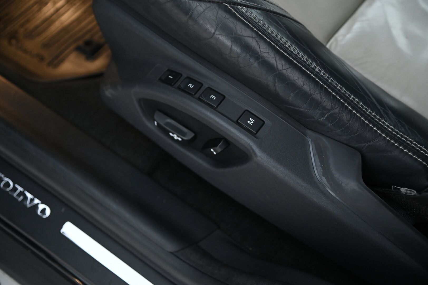 Volvo XC60 2014 D4 AWD Summum aut * Panorama / Keyless / Webasto / P.tutkat / Vaaleat nahat * -  2 Aluvanteet / Muistipenkki kuskille / Penkinlämmittimet takana