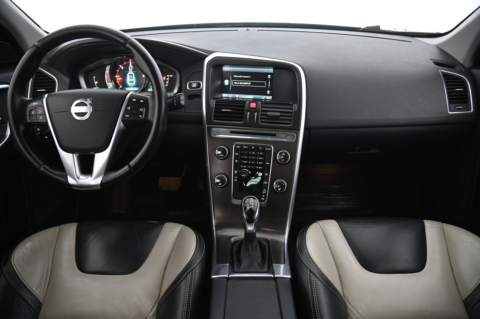 Volvo XC60 2014 D4 AWD Summum aut * Panorama / Keyless / Webasto / P.tutkat / Vaaleat nahat * - 2 Aluvanteet / Muistipenkki kuskille / Penkinlämmittimet takana - HULLUT AVAJAISHULINAT KORKOTARJOUS 3,29 %