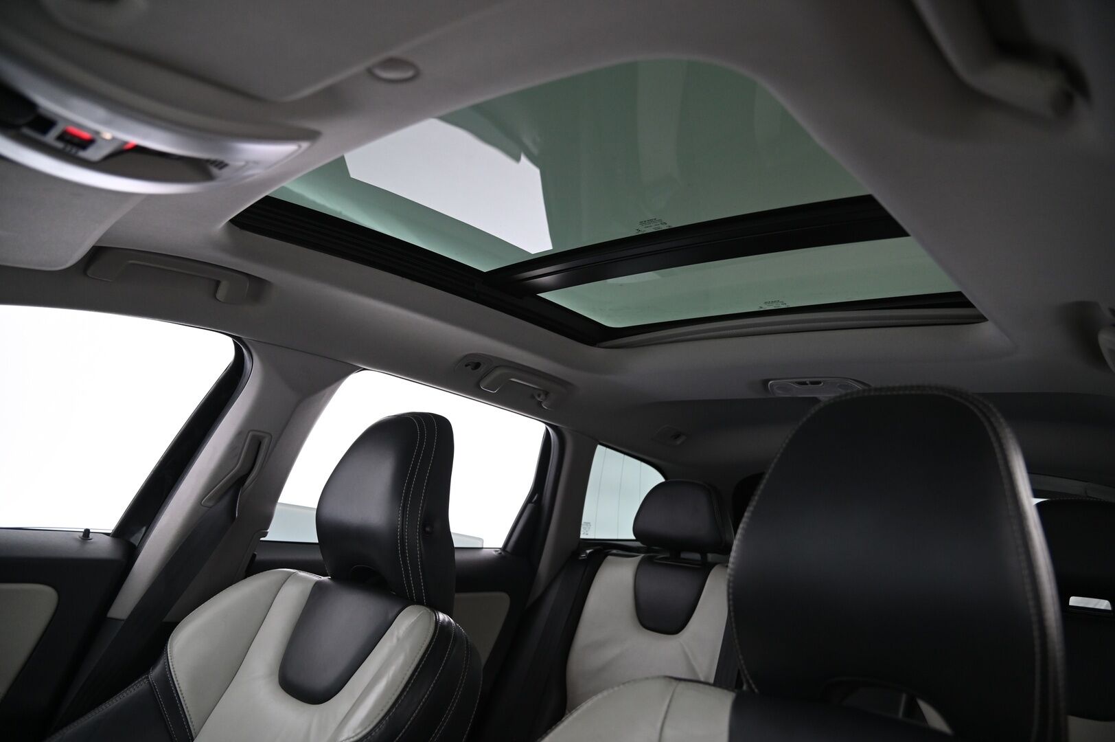 Volvo XC60 2014 D4 AWD Summum aut * Panorama / Keyless / Webasto / P.tutkat / Vaaleat nahat * - 2 Aluvanteet / Muistipenkki kuskille / Penkinlämmittimet takana - HULLUT AVAJAISHULINAT KORKOTARJOUS 3,29 %