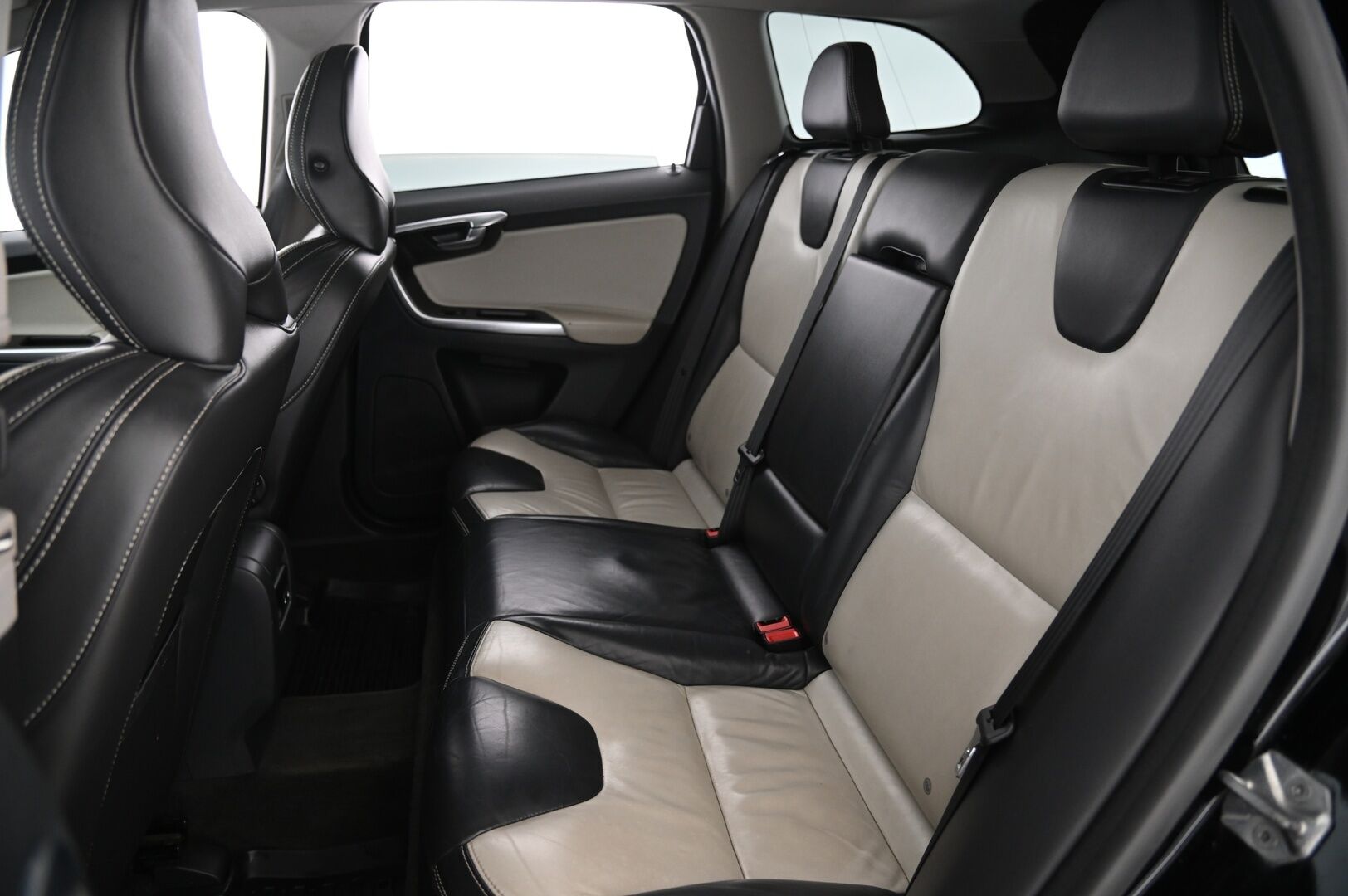 Volvo XC60 2014 D4 AWD Summum aut * Panorama / Keyless / Webasto / P.tutkat / Vaaleat nahat * -  2 Aluvanteet / Muistipenkki kuskille / Penkinlämmittimet takana