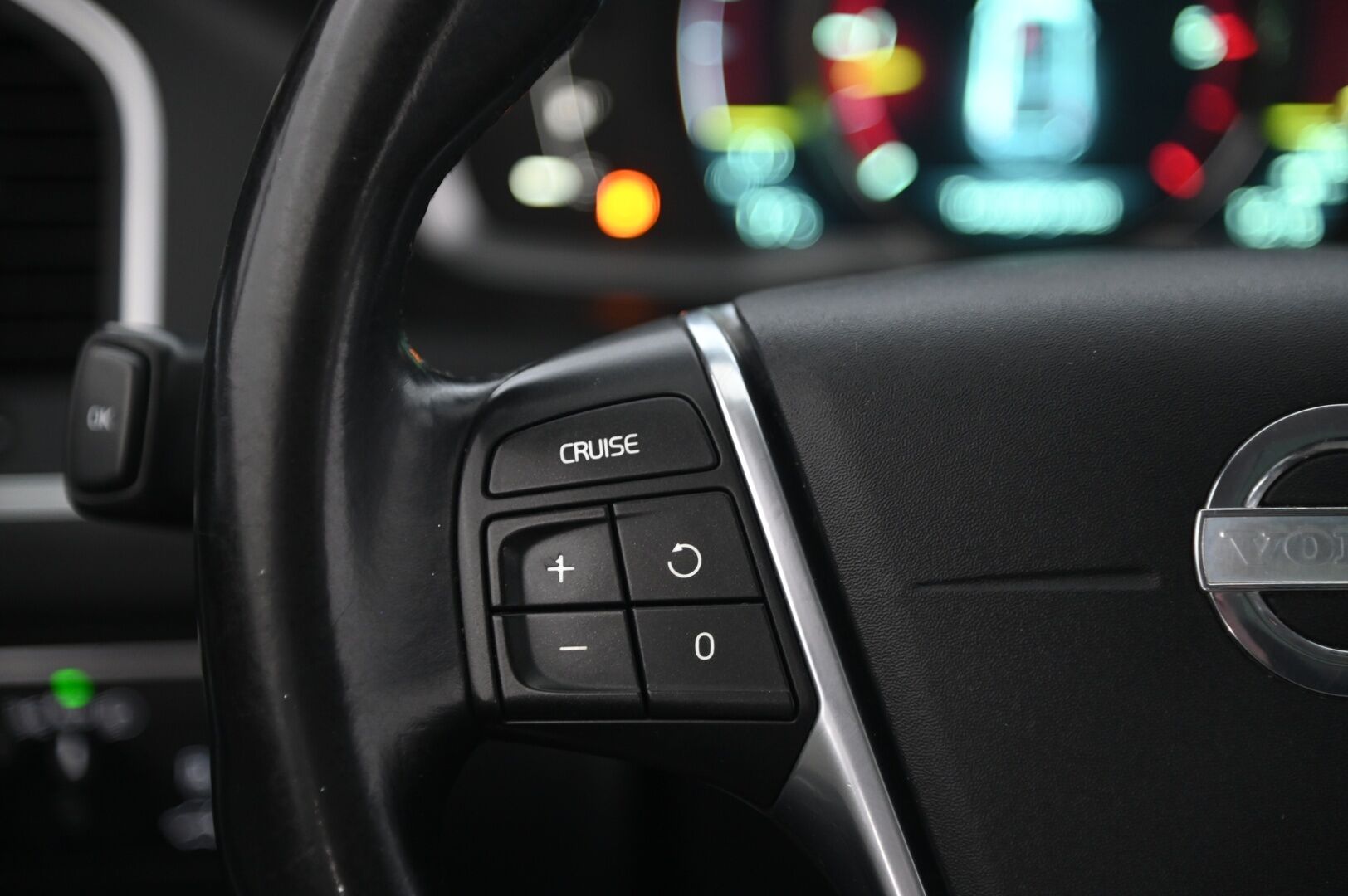 Volvo XC60 2014 D4 AWD Summum aut * Panorama / Keyless / Webasto / P.tutkat / Vaaleat nahat * -  2 Aluvanteet / Muistipenkki kuskille / Penkinlämmittimet takana