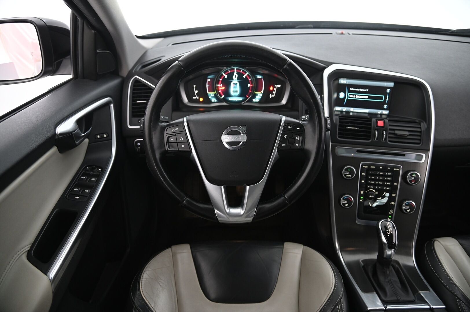 Volvo XC60 2014 D4 AWD Summum aut * Panorama / Keyless / Webasto / P.tutkat / Vaaleat nahat * -  2 Aluvanteet / Muistipenkki kuskille / Penkinlämmittimet takana