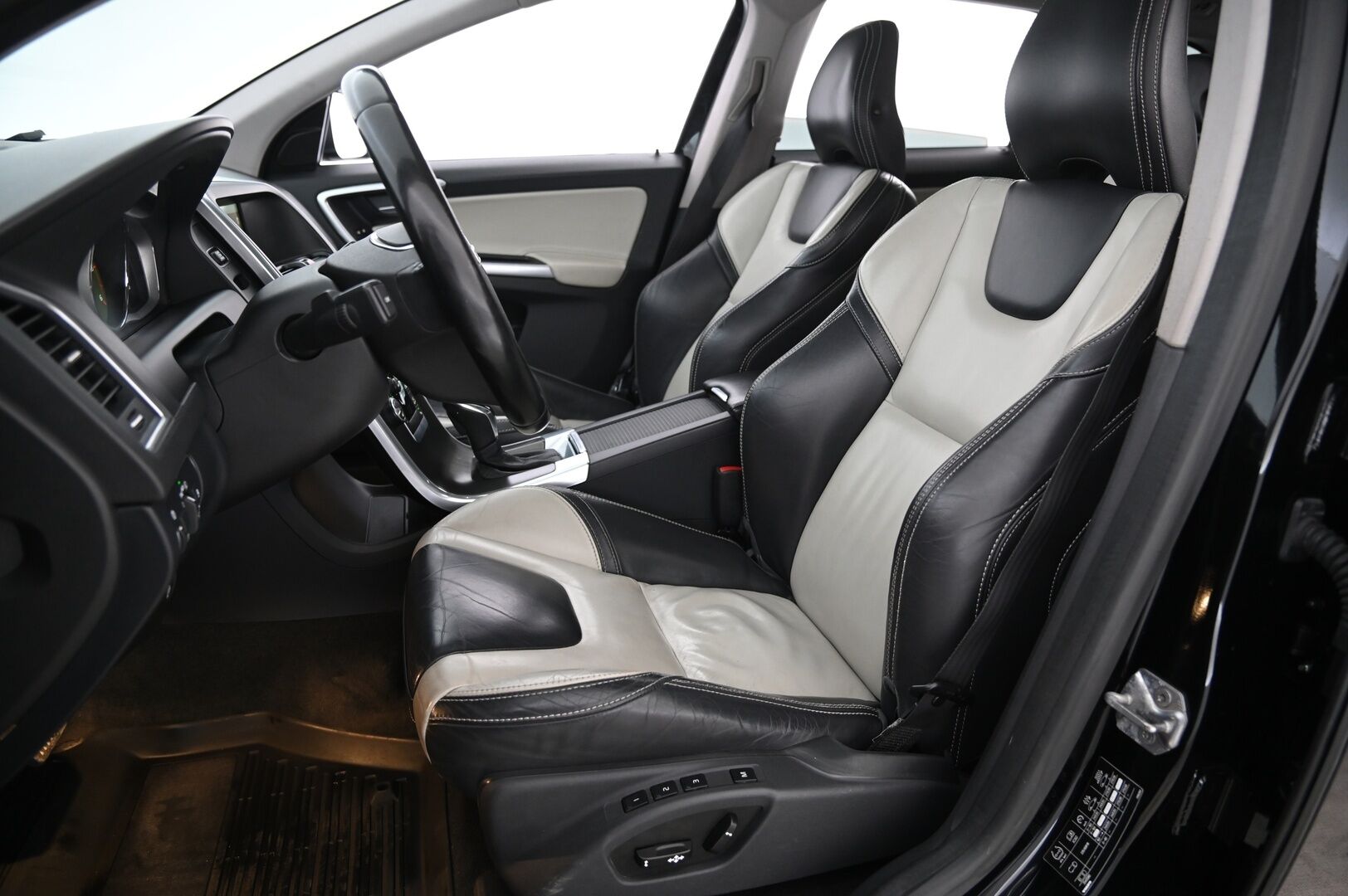 Volvo XC60 2014 D4 AWD Summum aut * Panorama / Keyless / Webasto / P.tutkat / Vaaleat nahat * -  2 Aluvanteet / Muistipenkki kuskille / Penkinlämmittimet takana